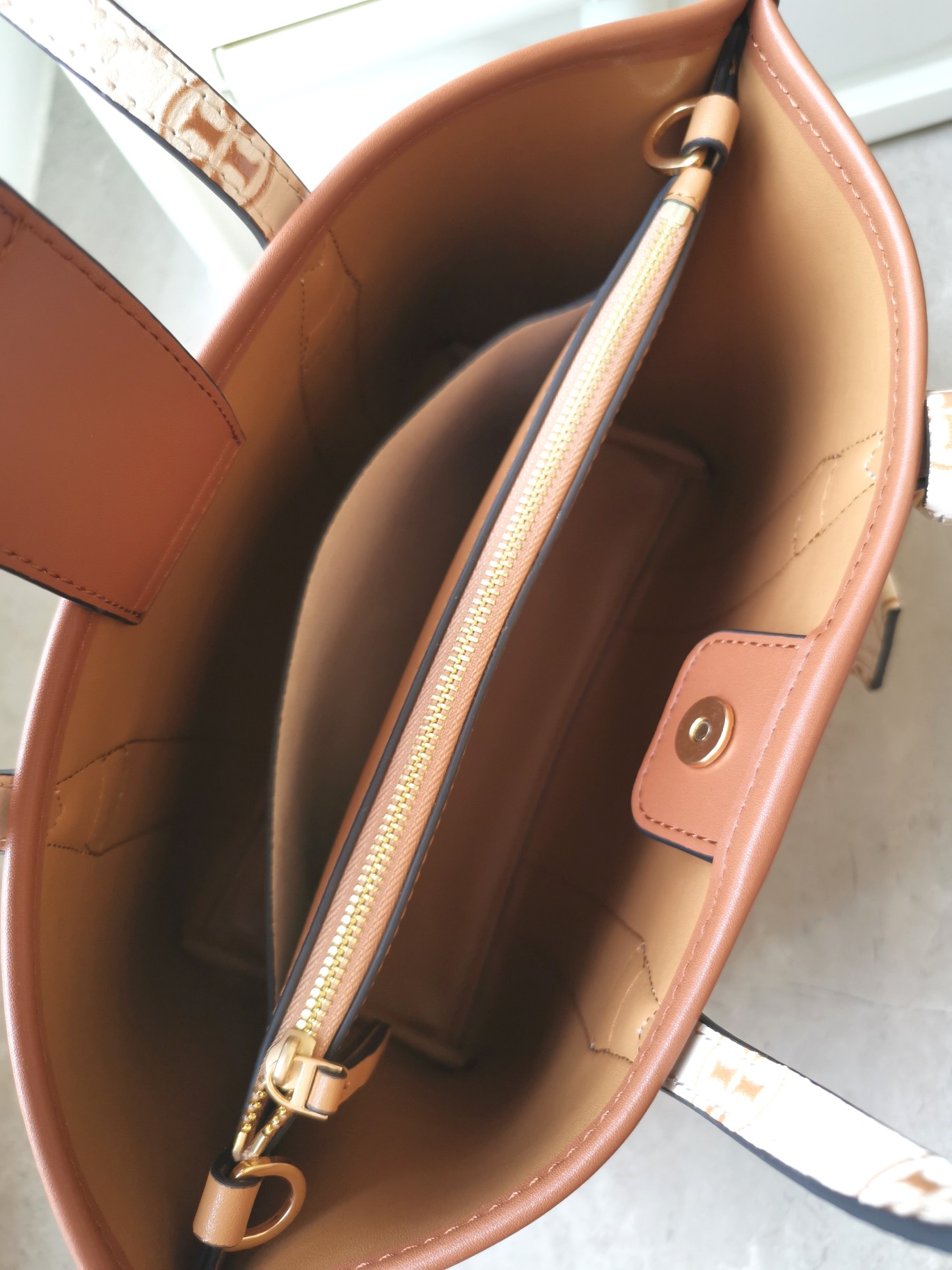 Tory Burch ～编号072新款Perry 小号三重隔层牛仔托特包