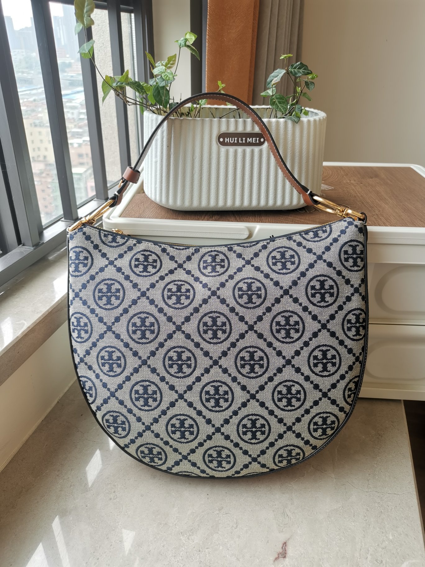 Tory Burch TORY BURCH TMonogram 图案 灵感源自传统宾夕法尼亚州绗缝设计