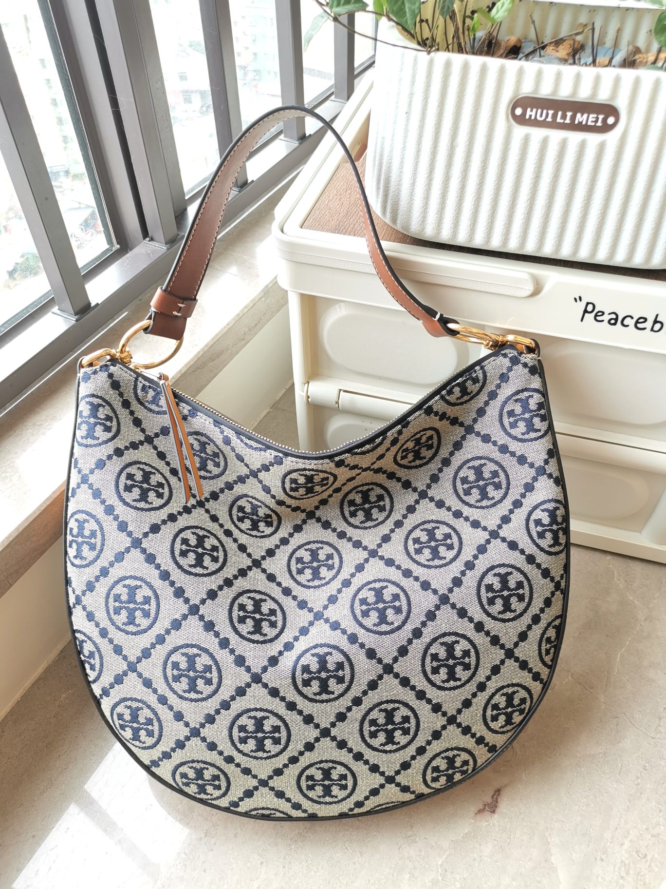 Tory Burch TORY BURCH TMonogram 图案 灵感源自传统宾夕法尼亚州绗缝设计