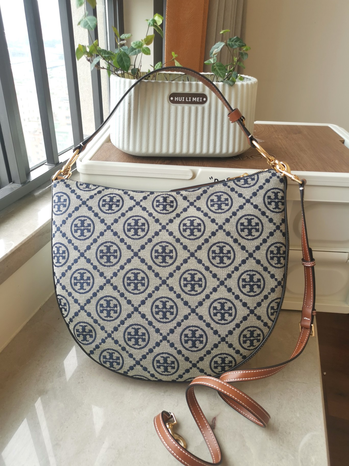 Tory Burch TORY BURCH TMonogram 图案 灵感源自传统宾夕法尼亚州绗缝设计