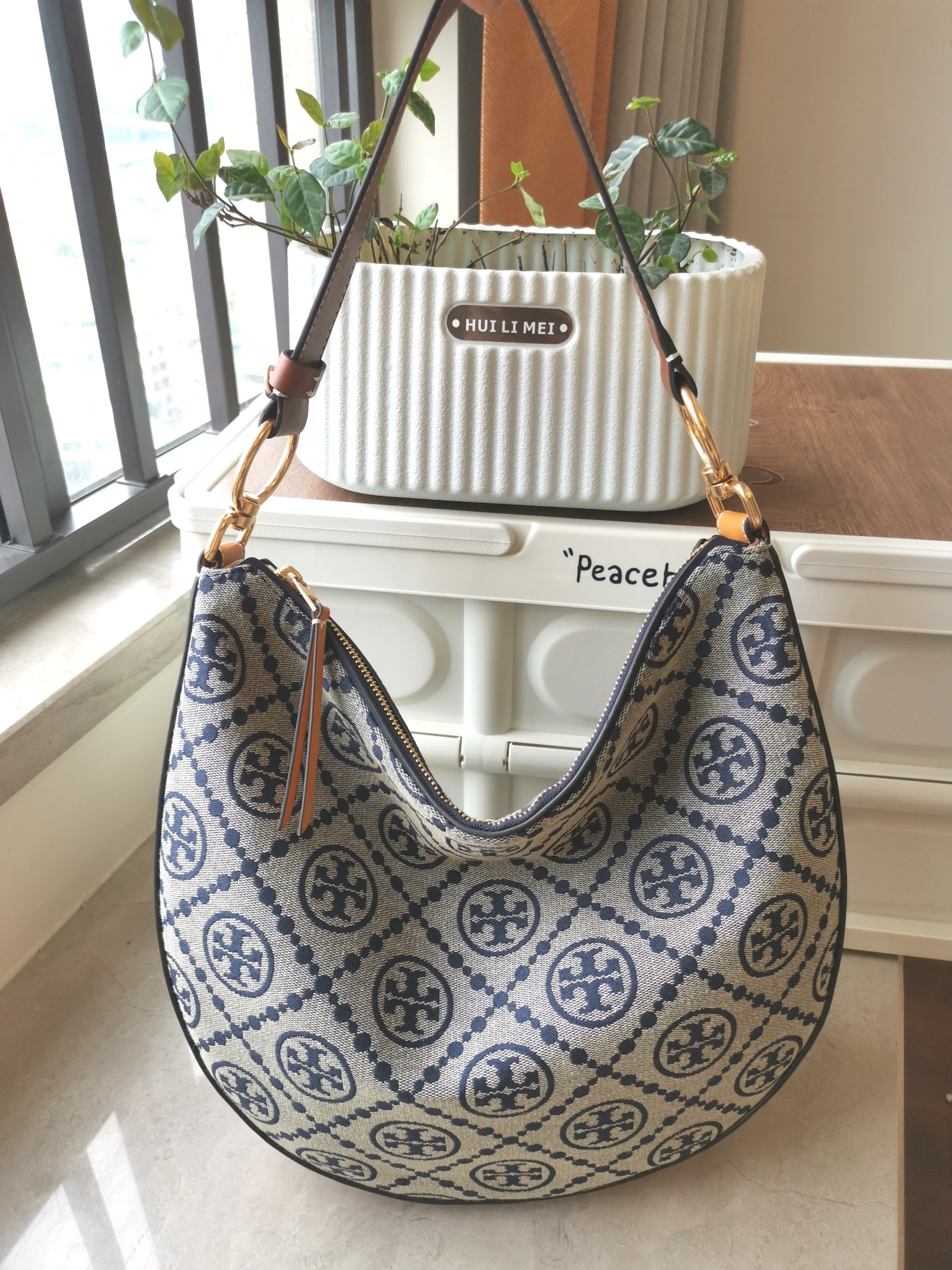 Tory Burch TORY BURCH TMonogram 图案 灵感源自传统宾夕法尼亚州绗缝设计