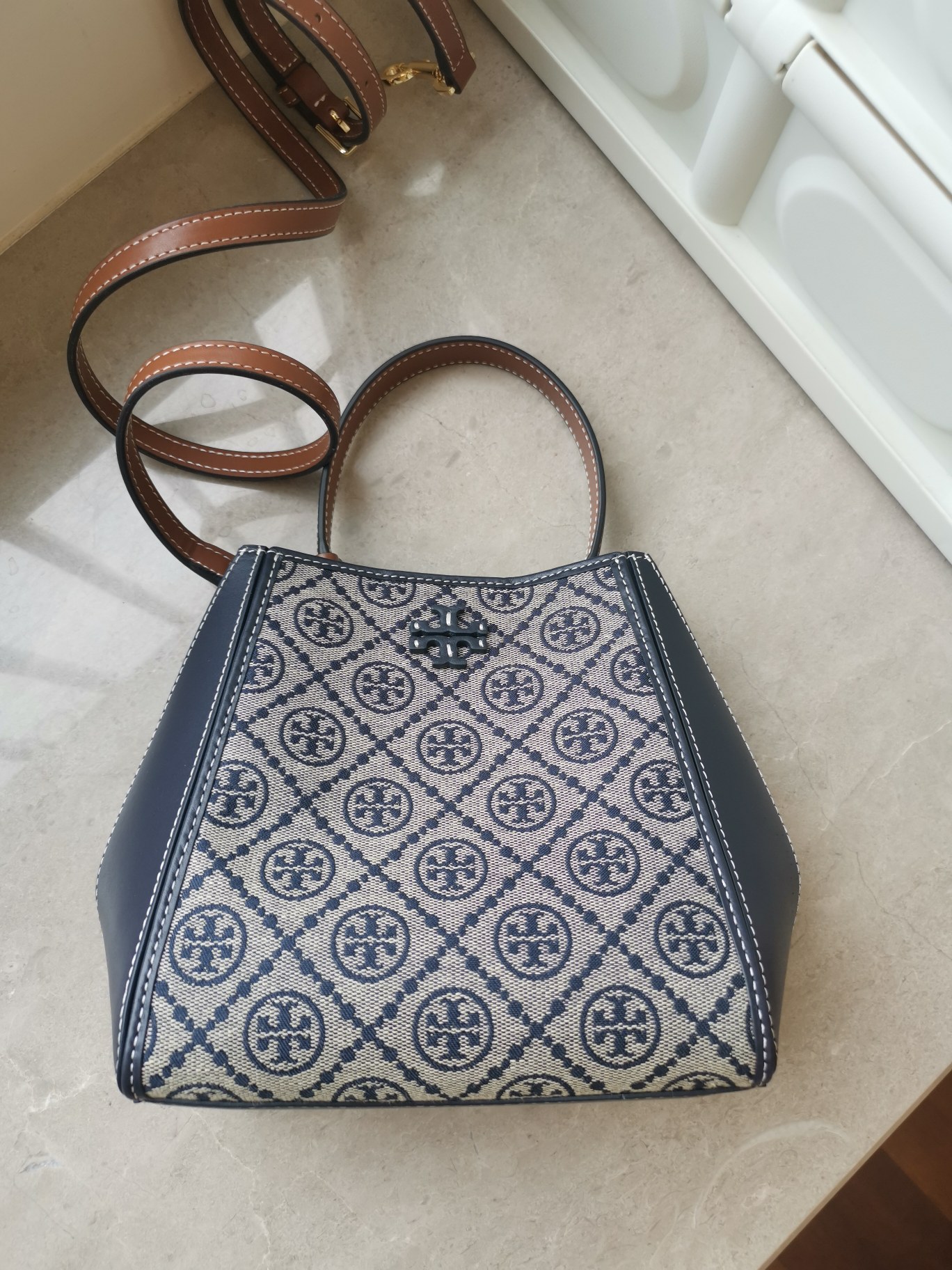 Tory Burch ～小号水桶包 McGraw 小号水桶包精选荔枝纹皮革