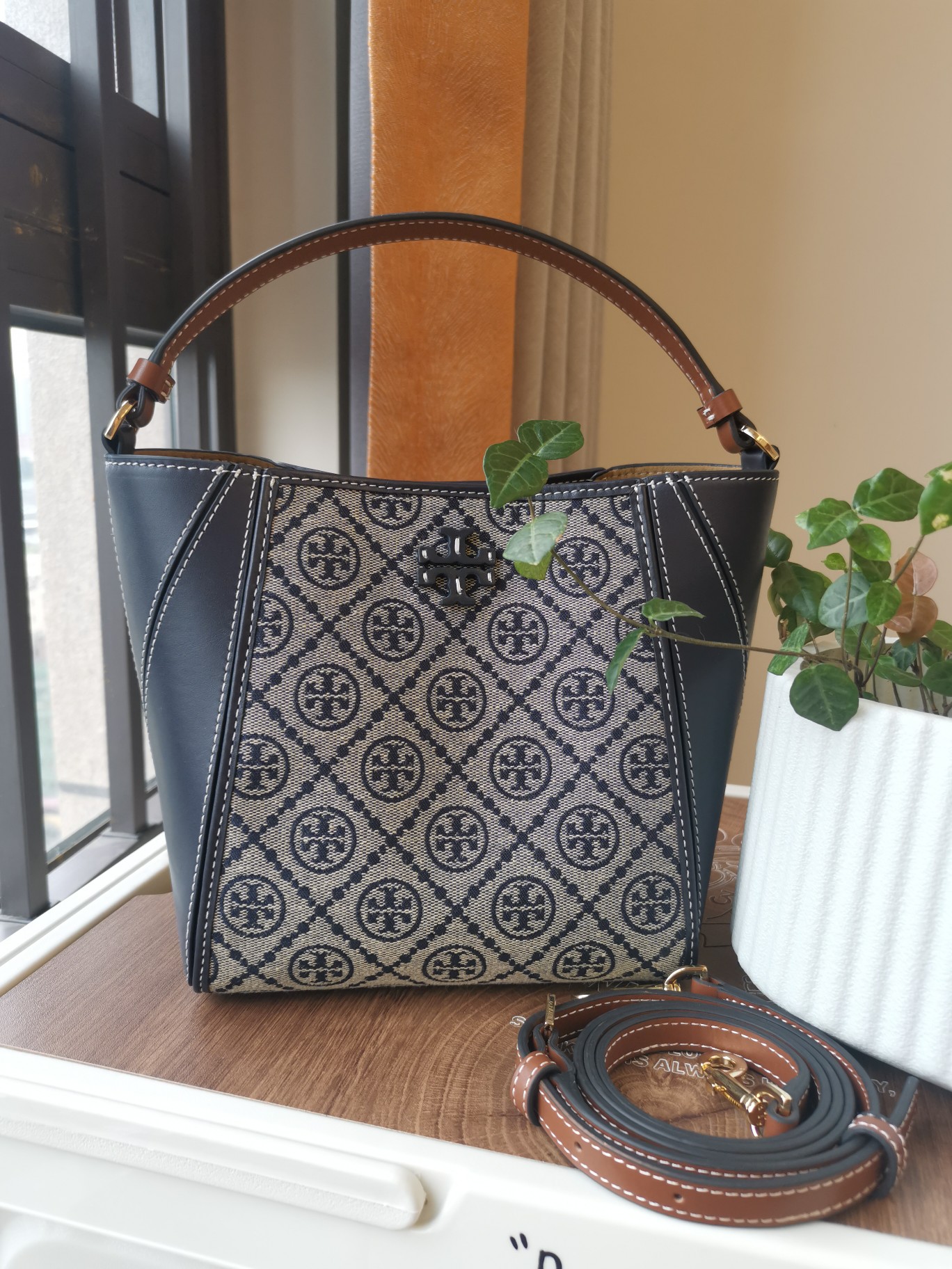Tory Burch ～小号水桶包 McGraw 小号水桶包精选荔枝纹皮革
