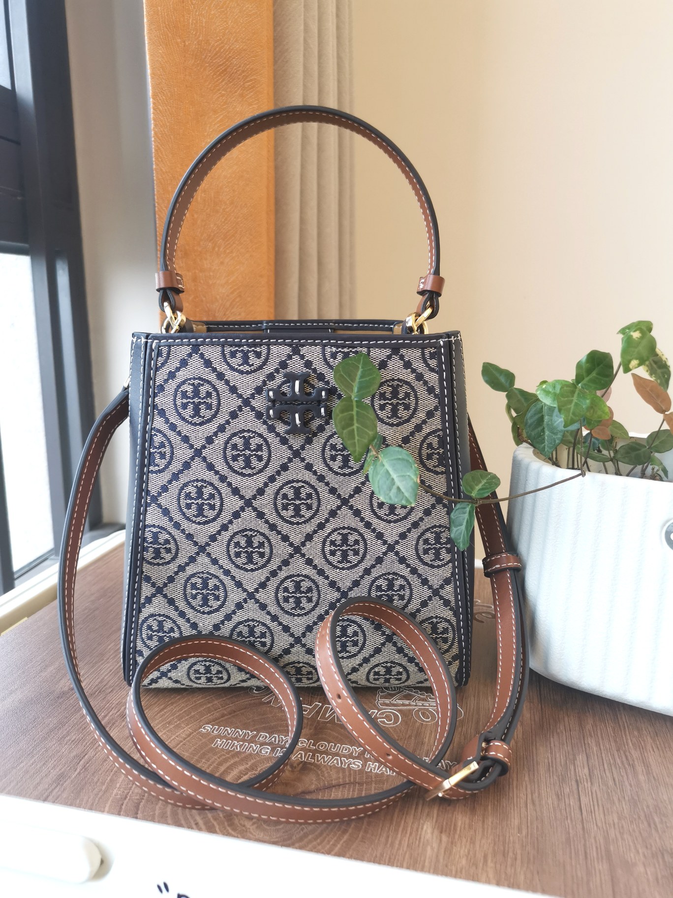 Tory Burch ～小号水桶包 McGraw 小号水桶包精选荔枝纹皮革