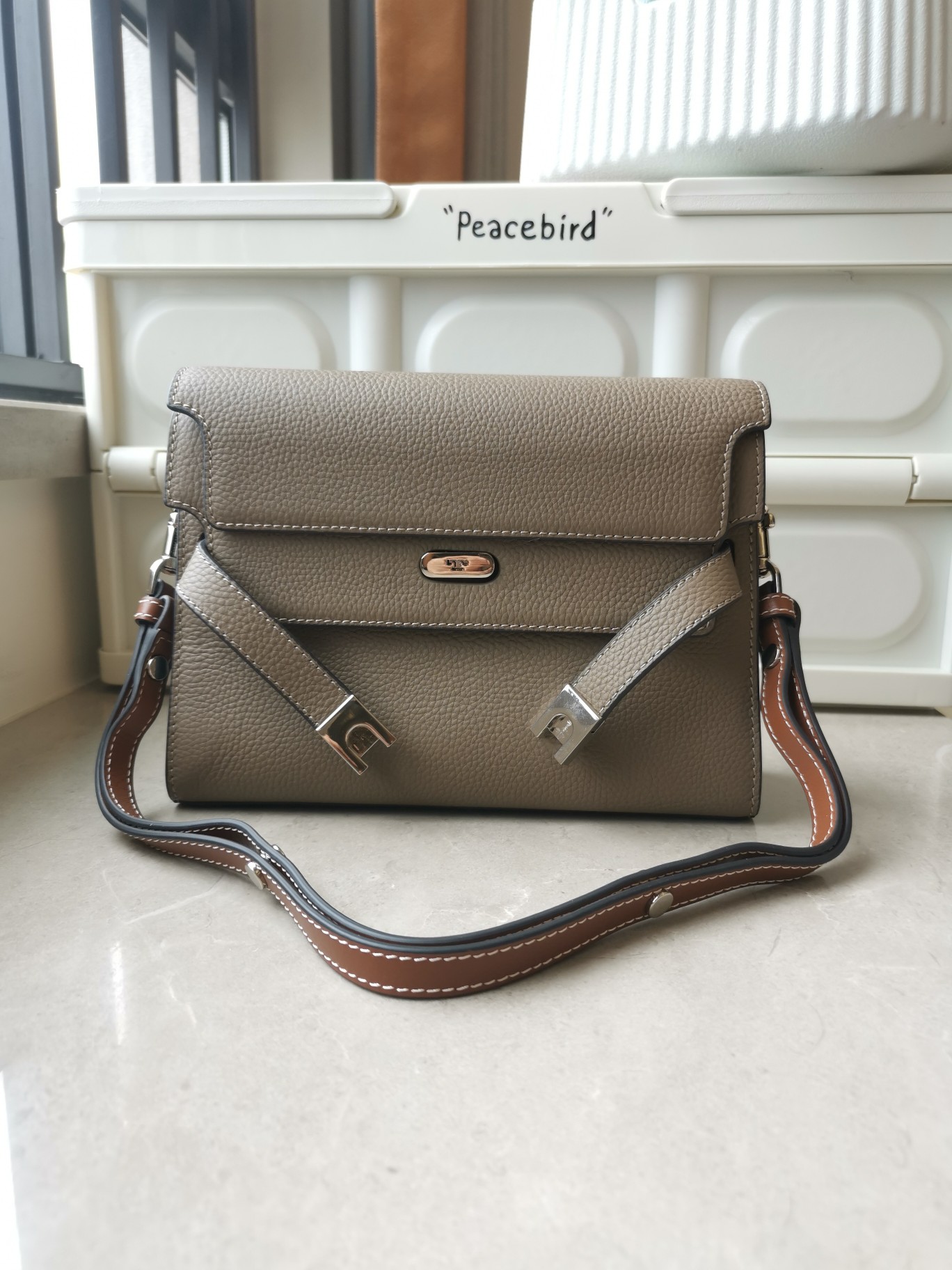 Tory Burch Tory burch重新演繹經典lee系列牛皮打造 高质感觉多种顏色配搭隨性造 包口可敞开、半系半敞、或全部扣上