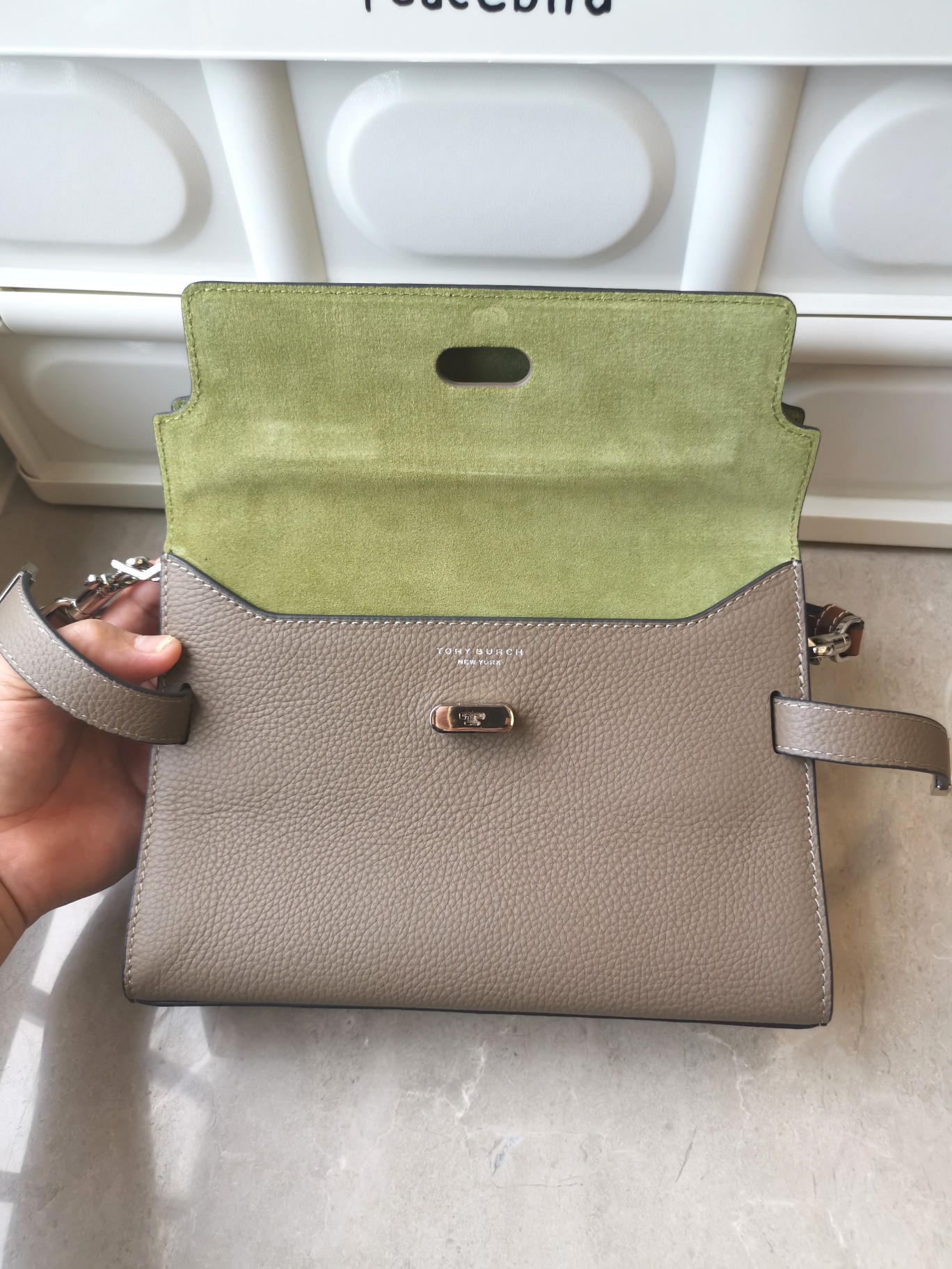 Tory Burch Tory burch重新演繹經典lee系列牛皮打造 高质感觉多种顏色配搭隨性造 包口可敞开、半系半敞、或全部扣上