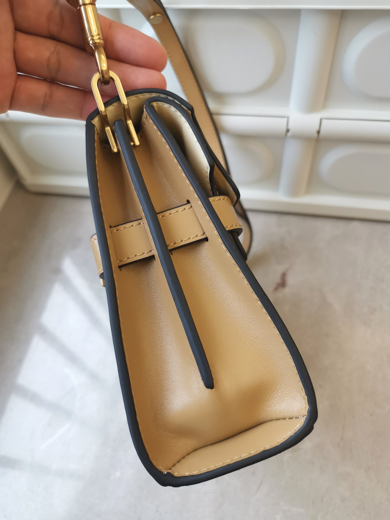 Tory Burch Tory burch重新演繹經典lee系列牛皮打造 高质感觉多种顏色配搭隨性造 包口可敞开、半系半敞、或全部扣上