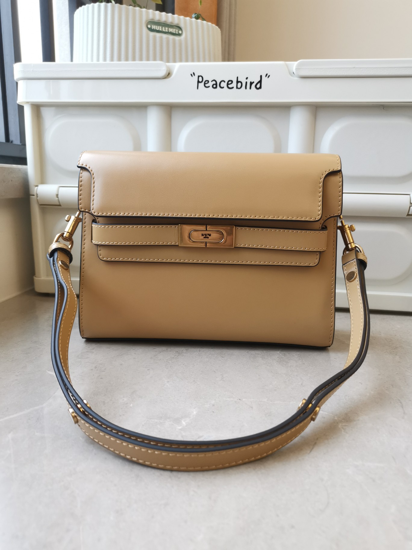 Tory Burch Tory burch重新演繹經典lee系列牛皮打造 高质感觉多种顏色配搭隨性造 包口可敞开、半系半敞、或全部扣上