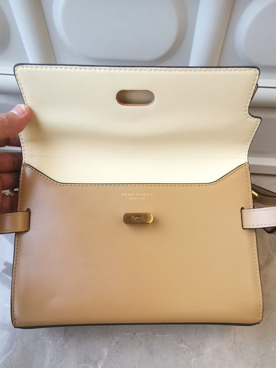 Tory Burch Tory burch重新演繹經典lee系列牛皮打造 高质感觉多种顏色配搭隨性造 包口可敞开、半系半敞、或全部扣上