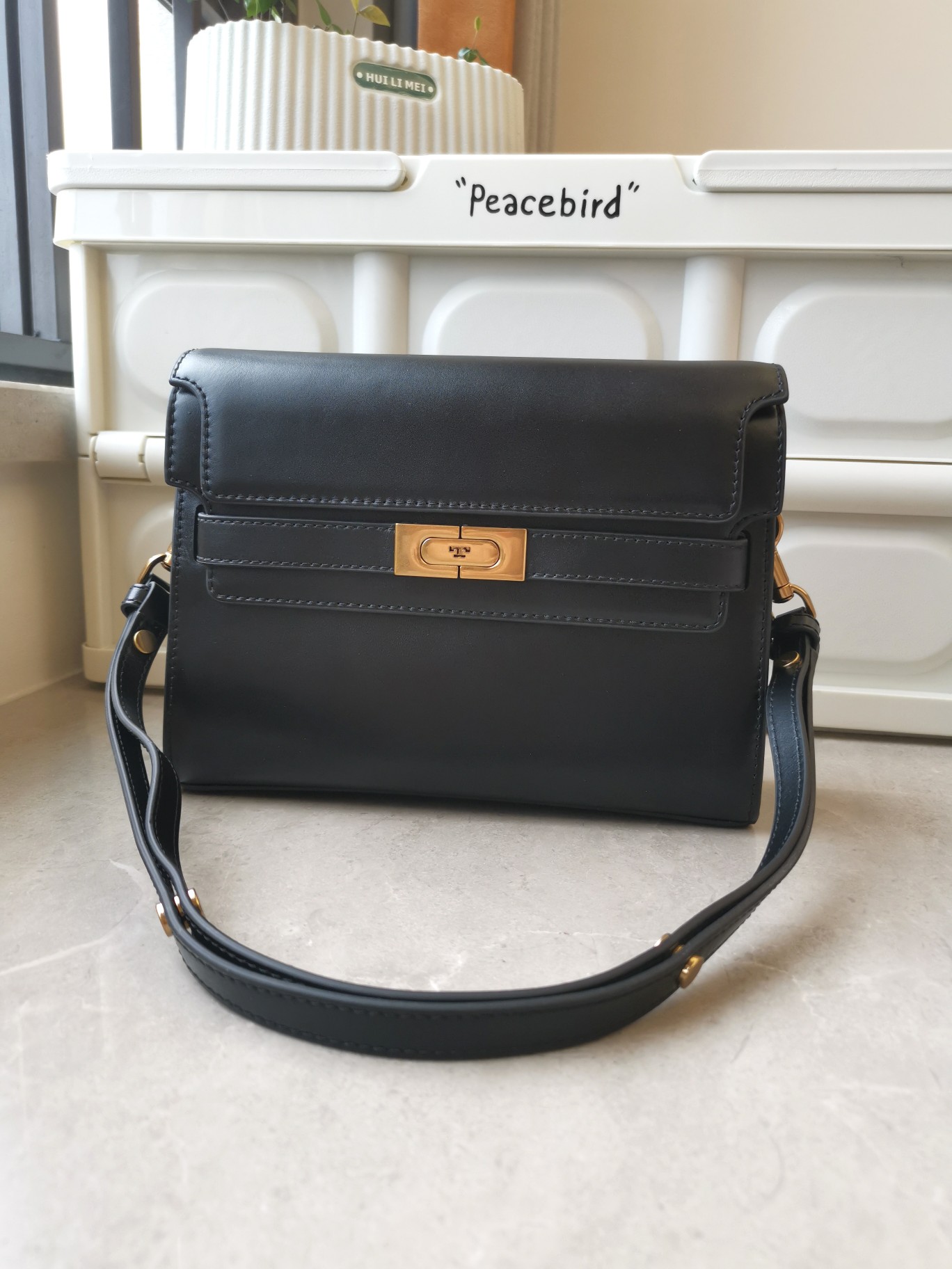 Tory Burch Tory burch重新演繹經典lee系列牛皮打造 高质感觉多种顏色配搭隨性造 包口可敞开、半系半敞、或全部扣上