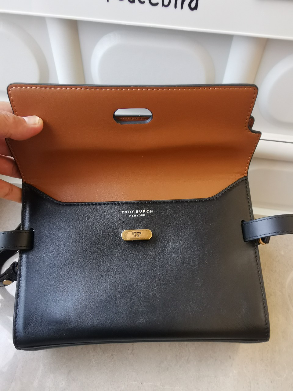 Tory Burch Tory burch重新演繹經典lee系列牛皮打造 高质感觉多种顏色配搭隨性造 包口可敞开、半系半敞、或全部扣上