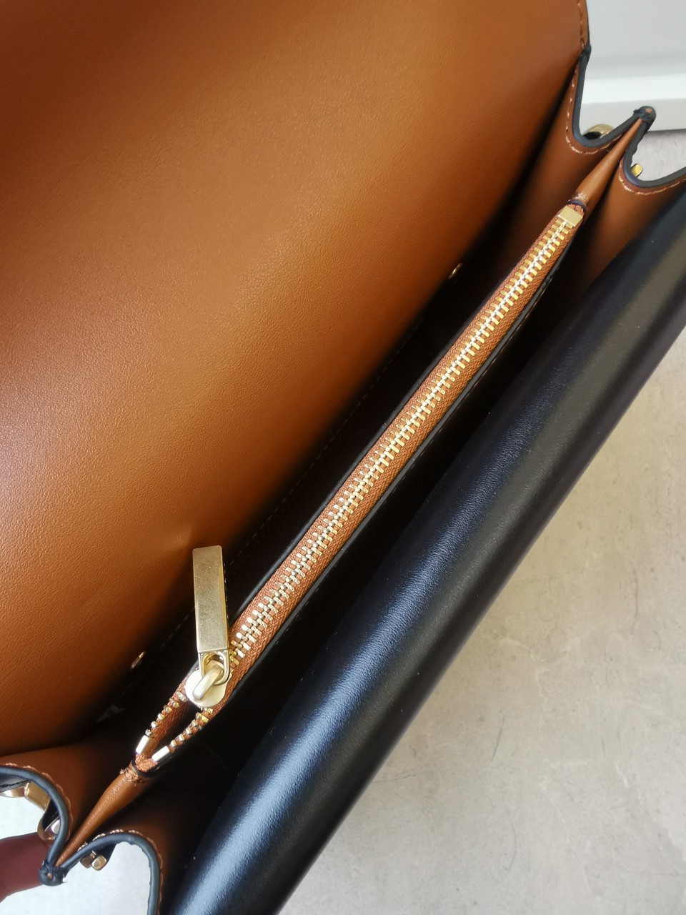 Tory Burch Tory burch重新演繹經典lee系列牛皮打造 高质感觉多种顏色配搭隨性造 包口可敞开、半系半敞、或全部扣上
