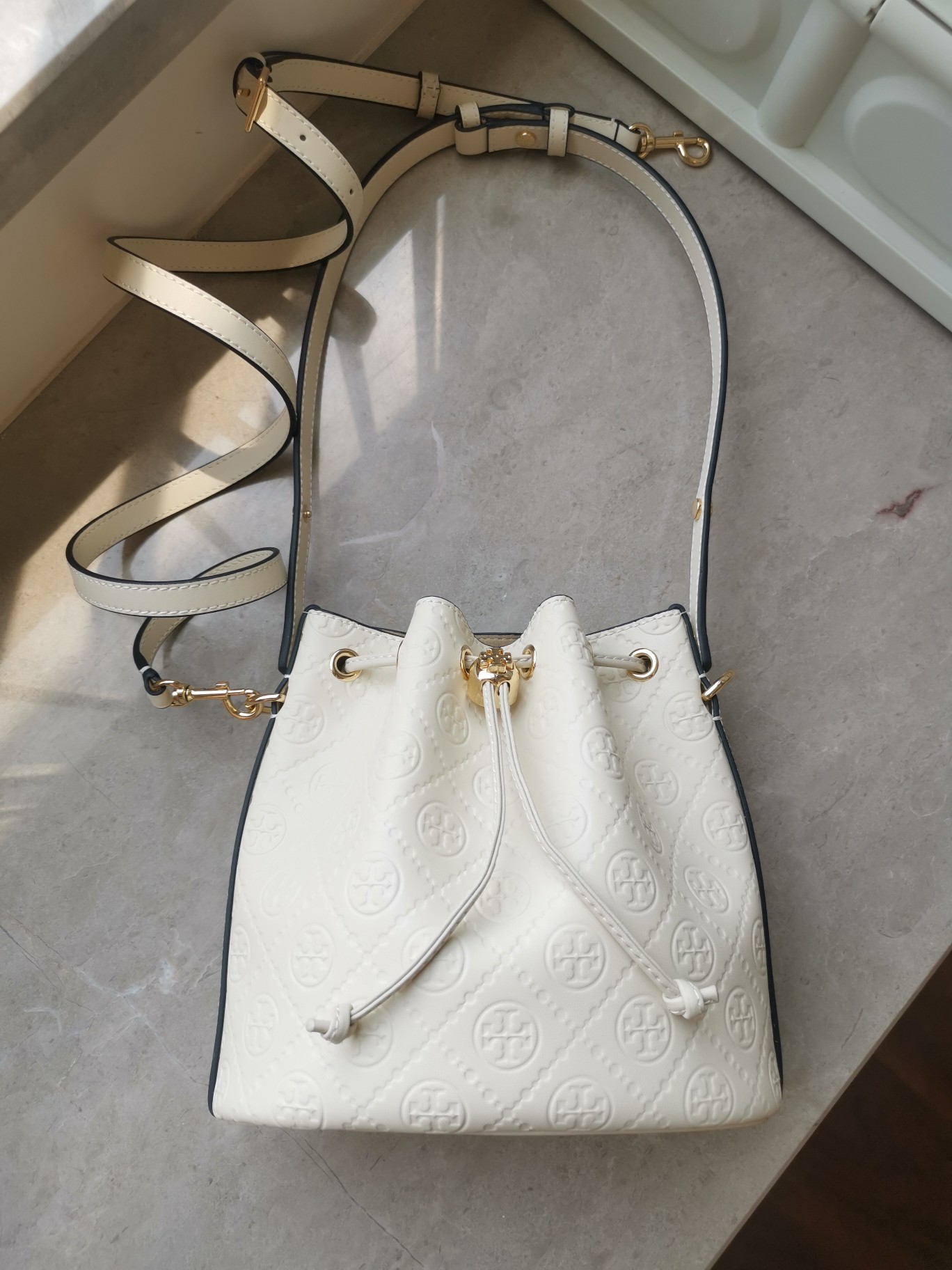 Tory Burch 新品1615牛浮雕皮压花水桶