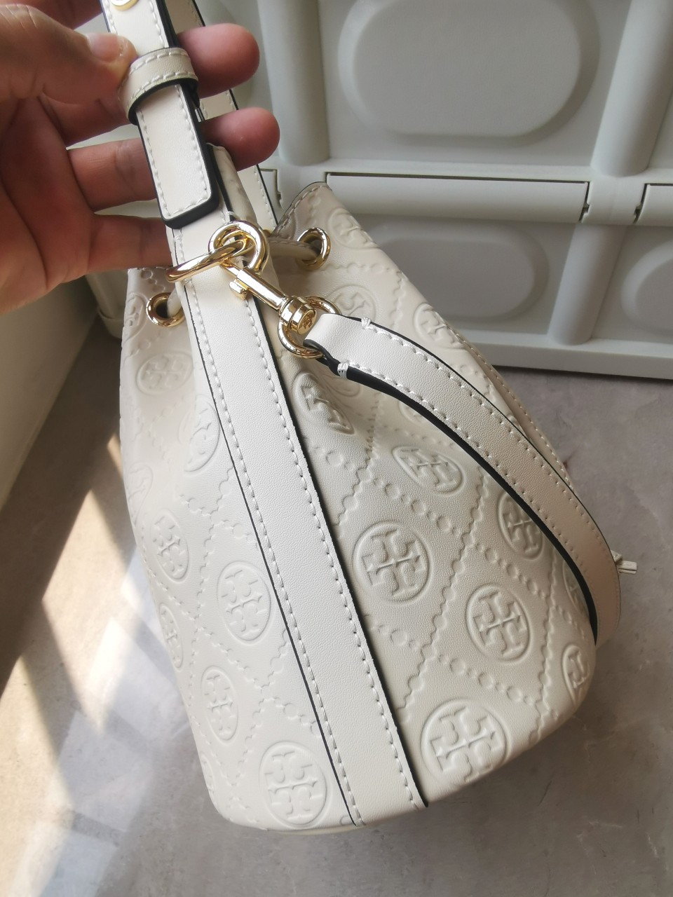 Tory Burch 新品1615牛浮雕皮压花水桶