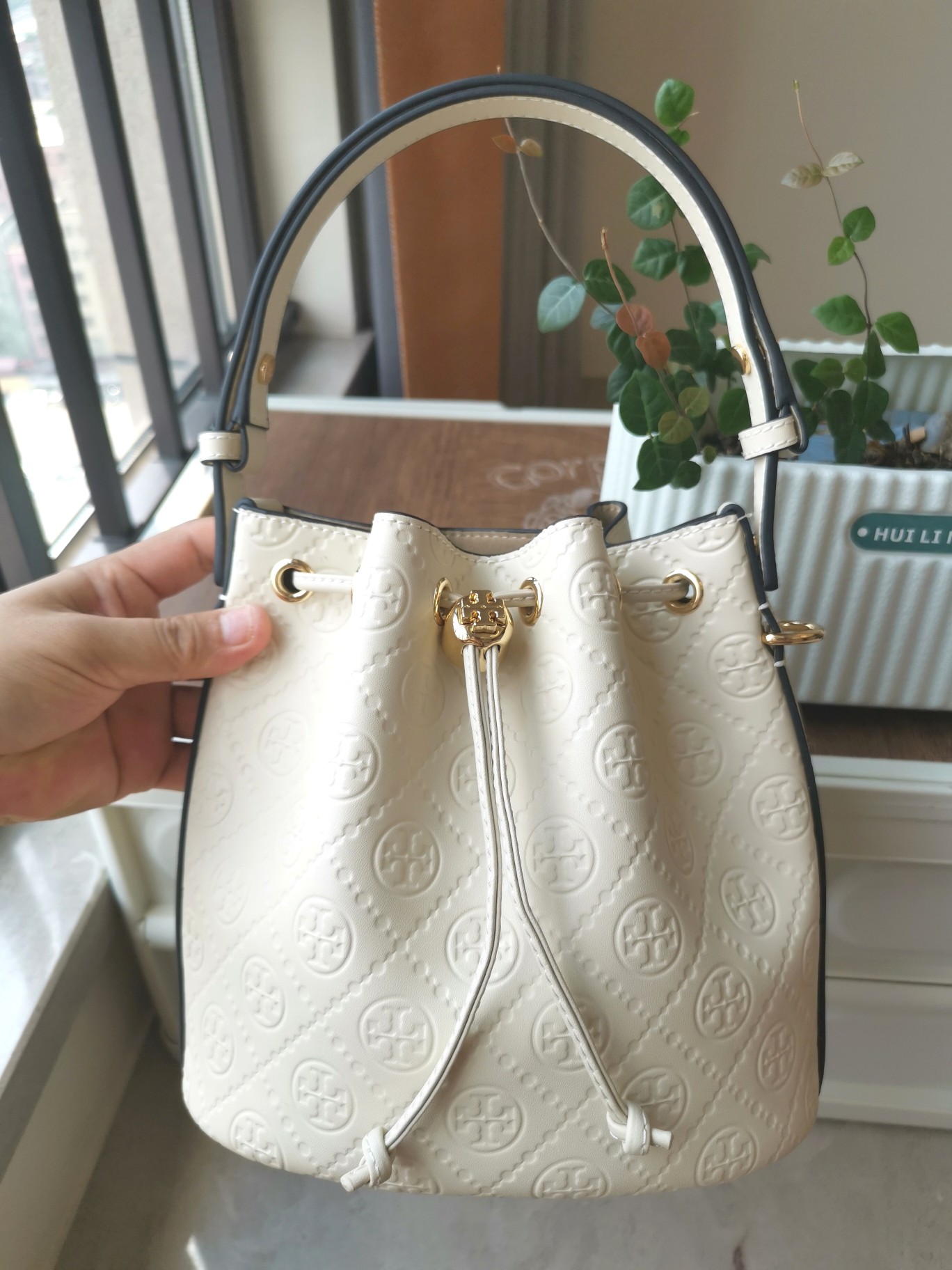 Tory Burch 新品1615牛浮雕皮压花水桶