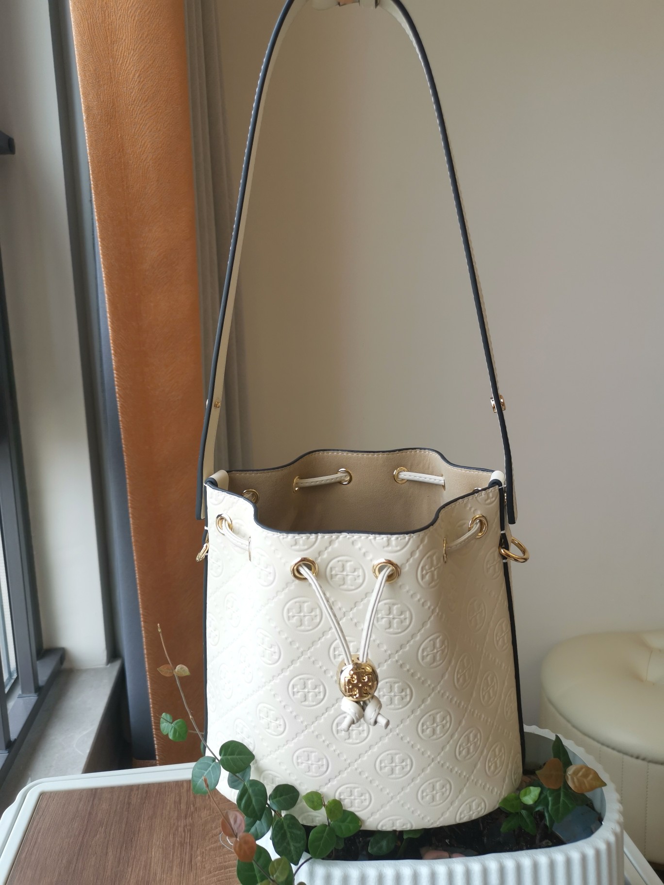 Tory Burch 新品1615牛浮雕皮压花水桶