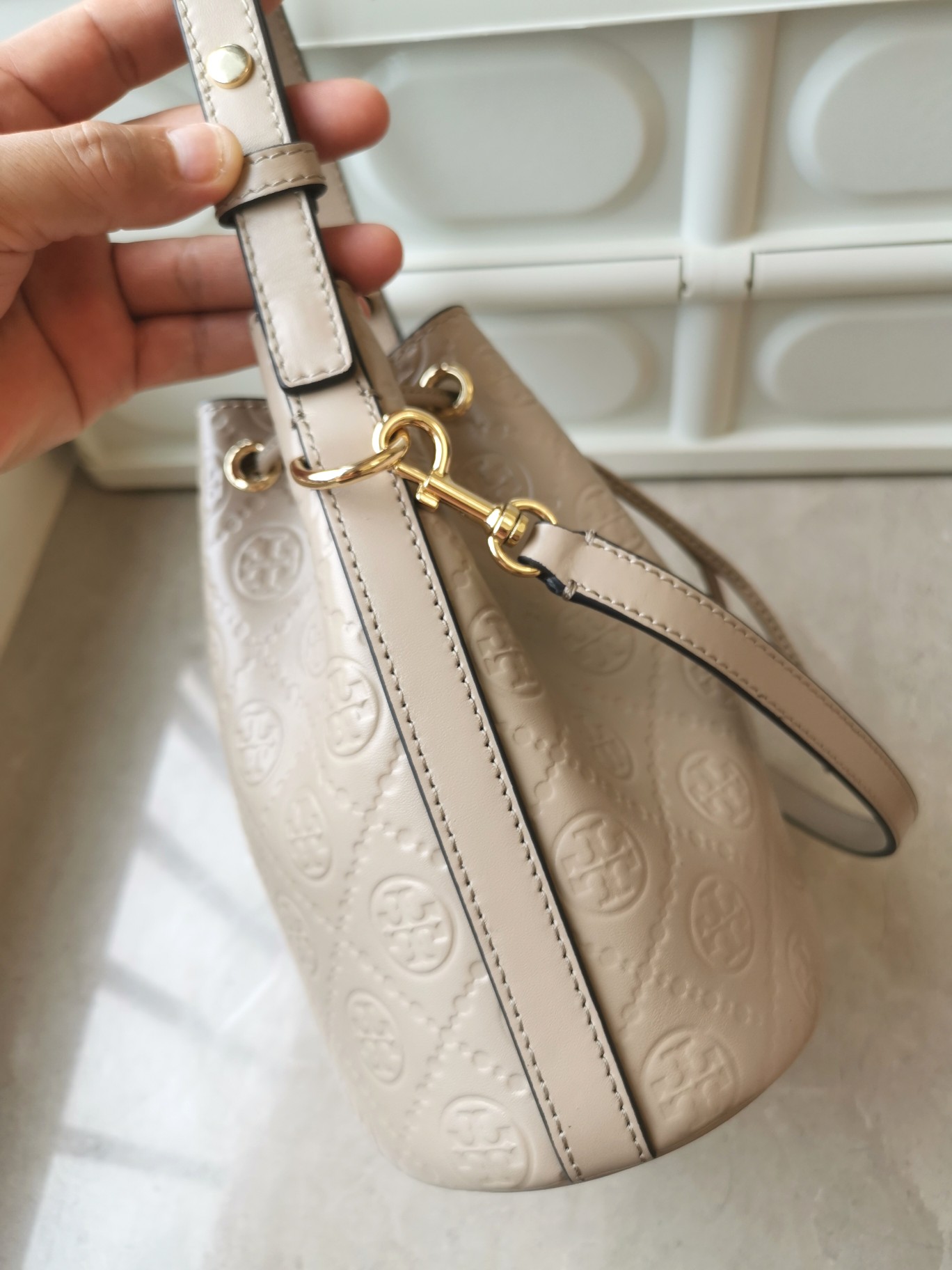 Tory Burch ～新品1615牛皮浮雕压花水桶