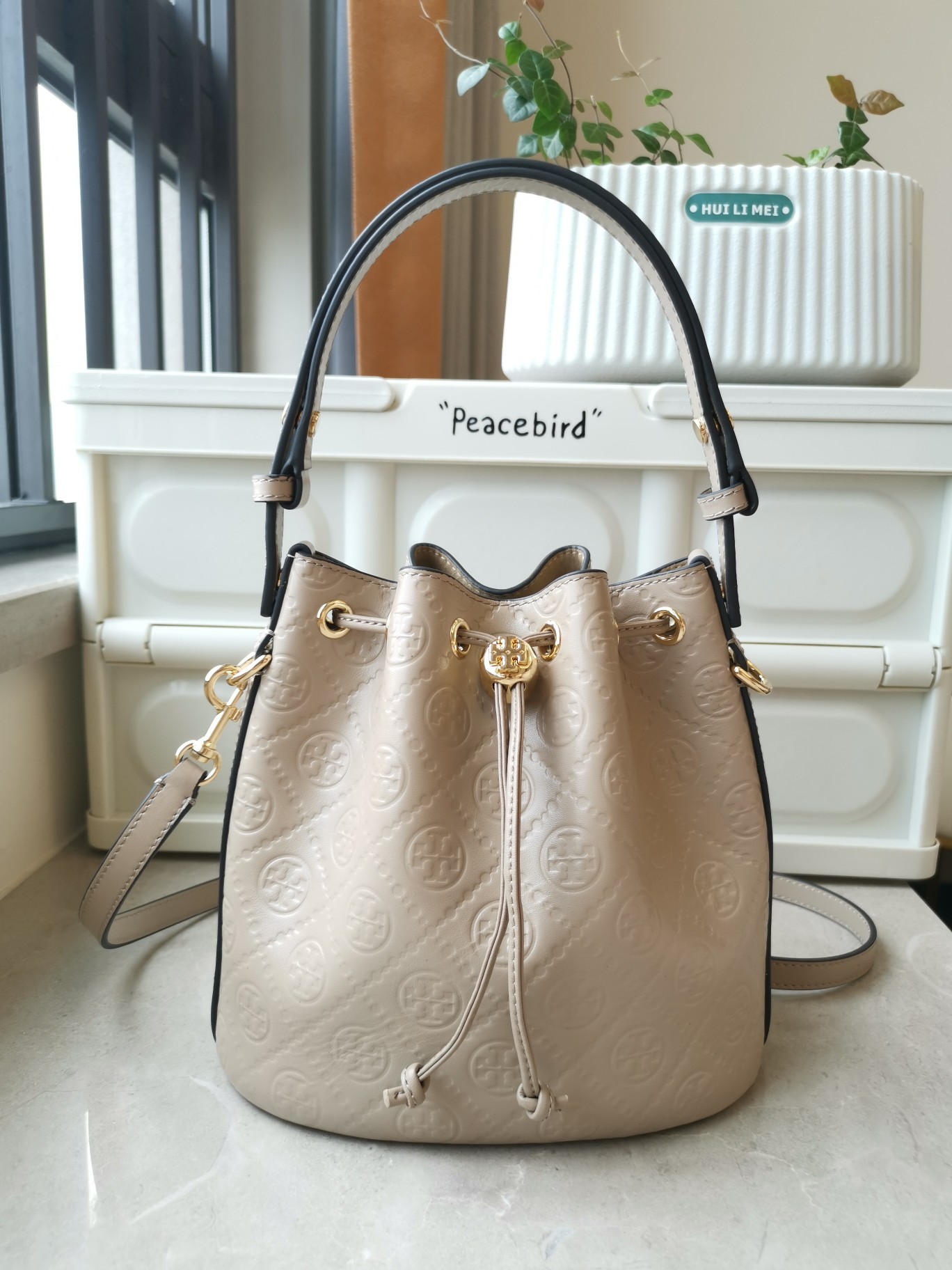 Tory Burch ～新品1615牛皮浮雕压花水桶
