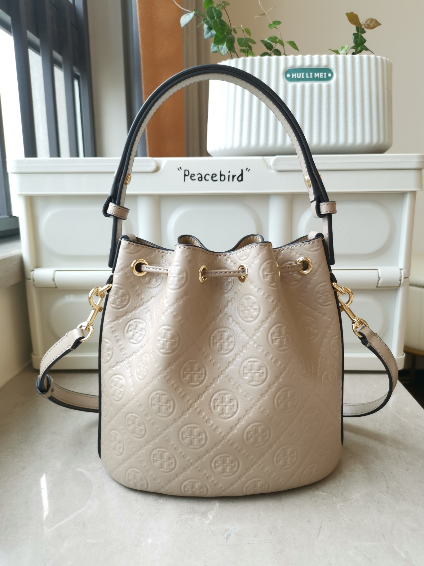 Tory Burch ～新品1615牛皮浮雕压花水桶