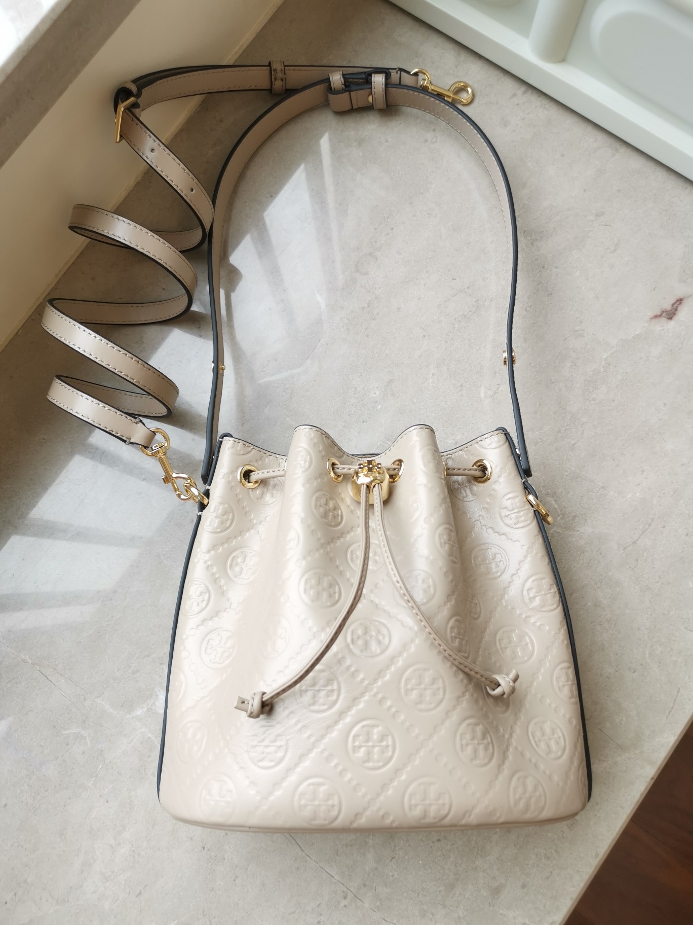 Tory Burch ～新品1615牛皮浮雕压花水桶