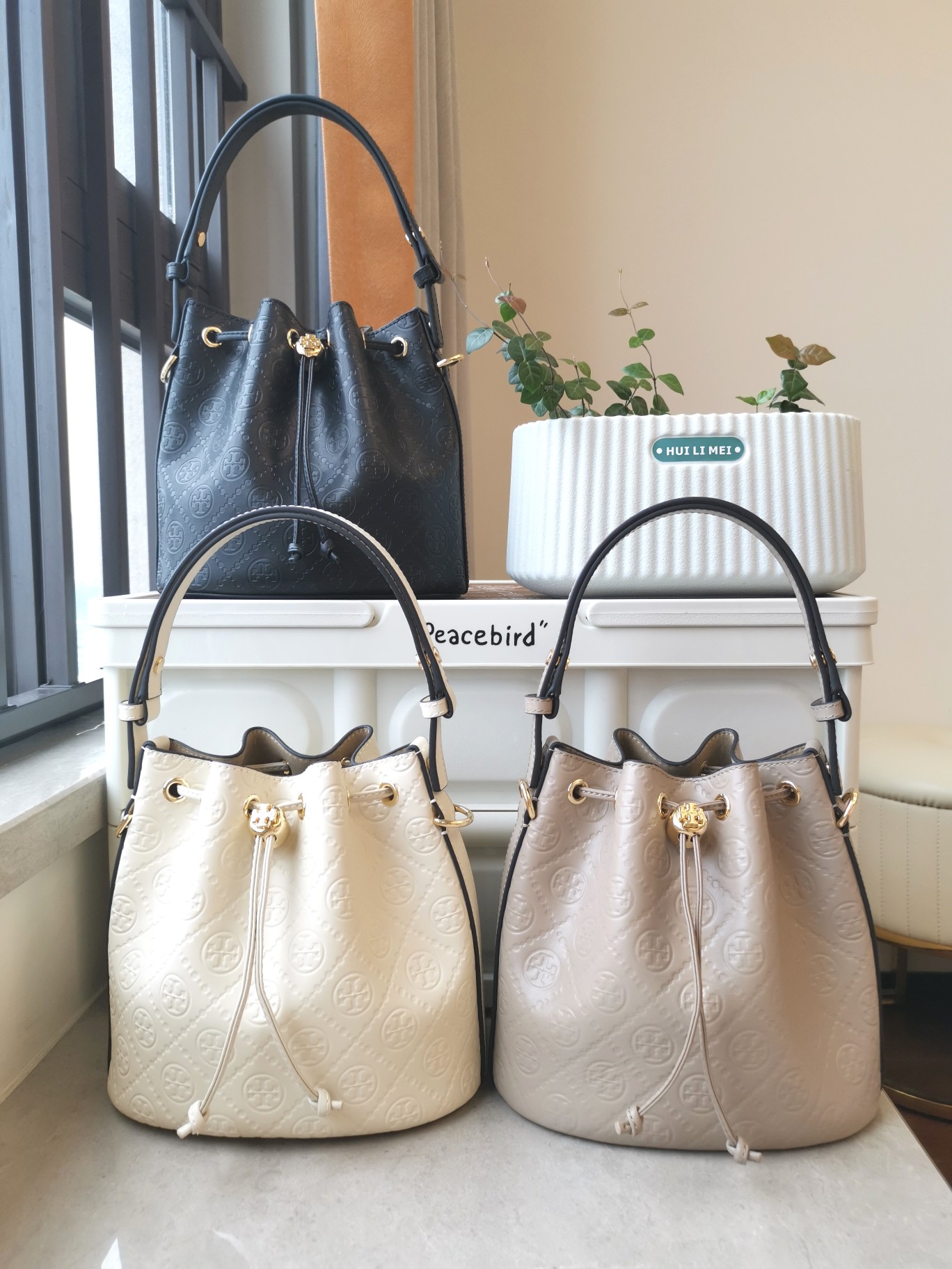 Tory Burch ～新品1615牛皮浮雕压花水桶