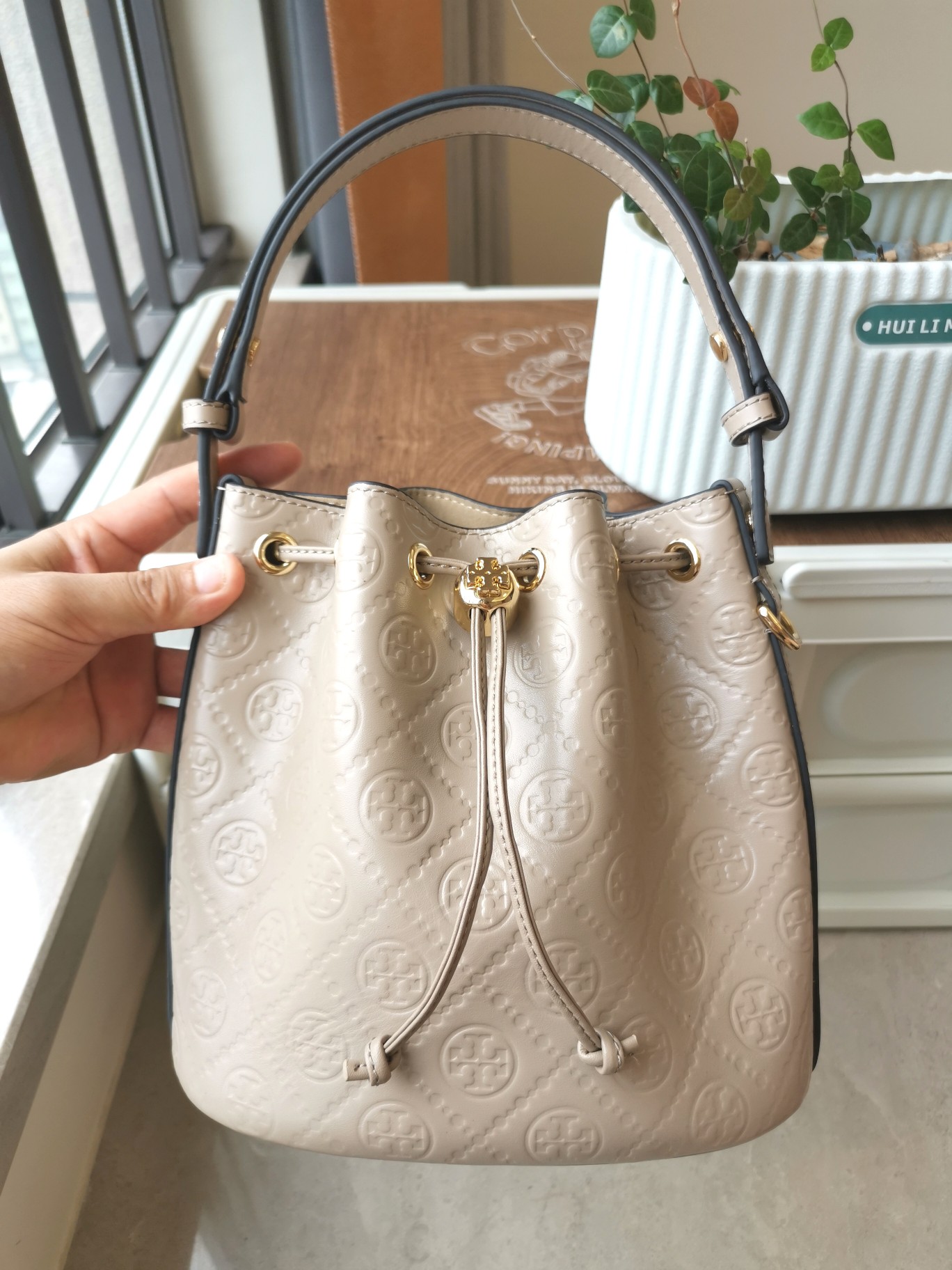 Tory Burch ～新品1615牛皮浮雕压花水桶