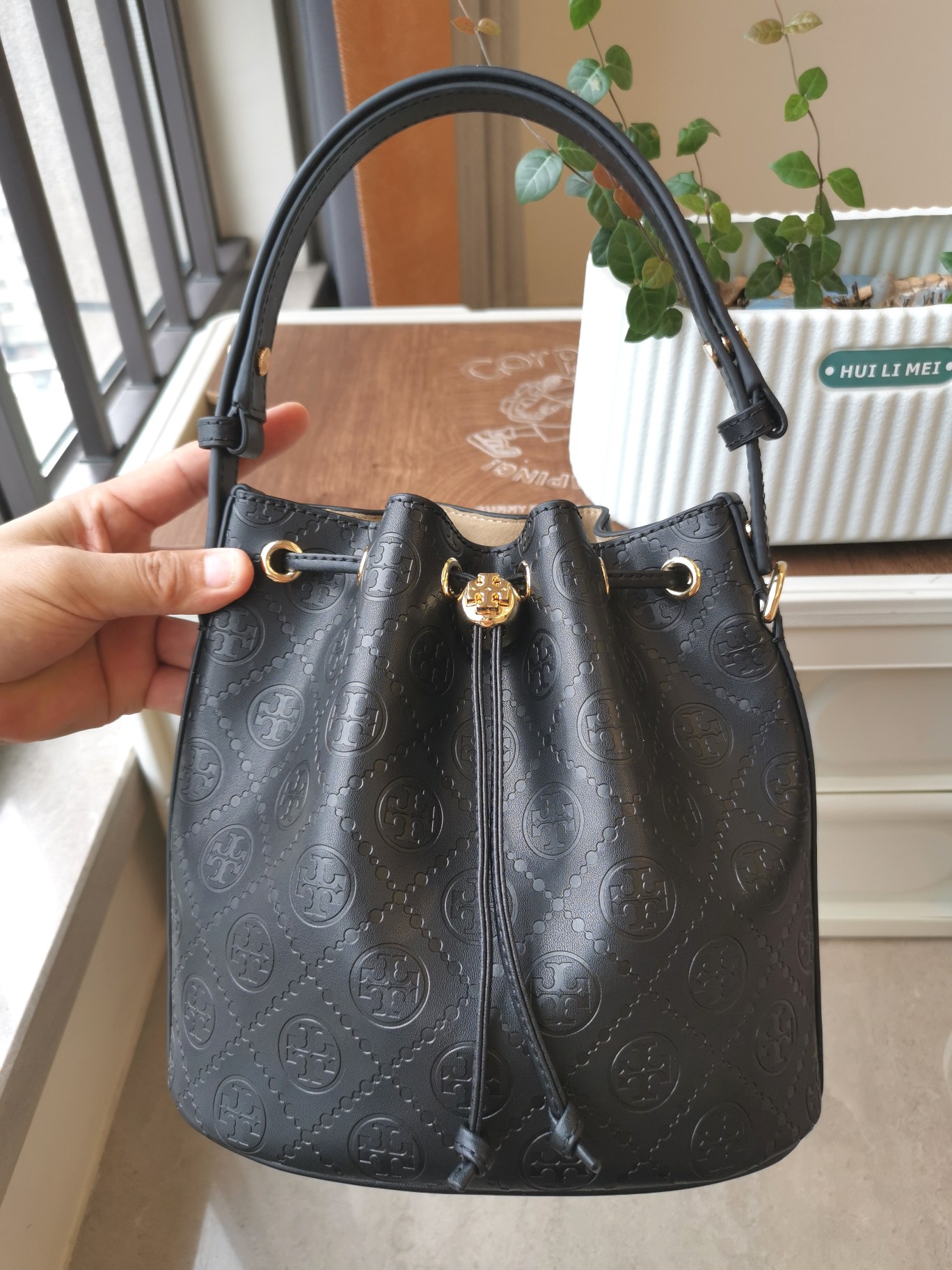 Tory Burch 新品1615牛浮雕皮压花水桶