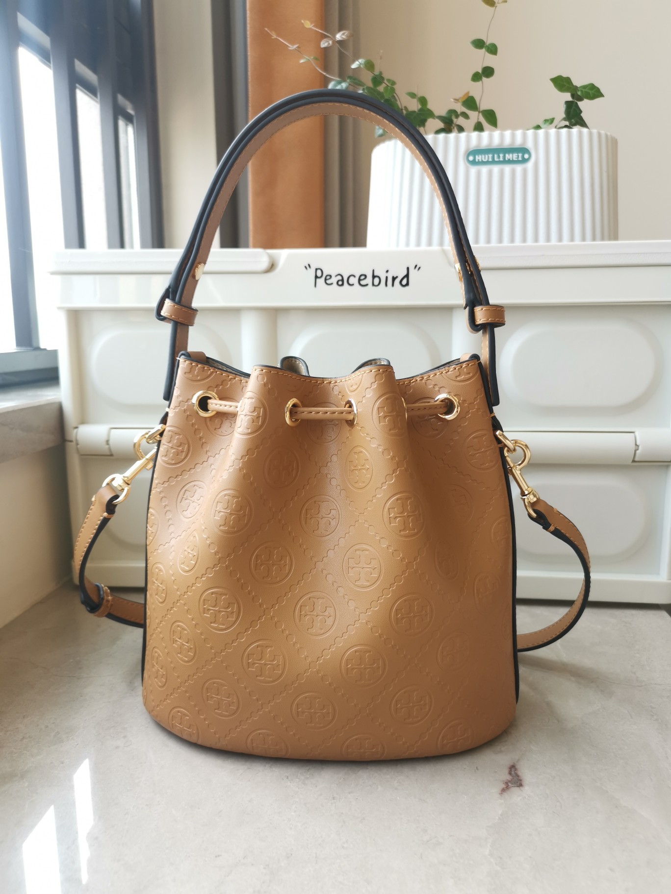Tory Burch 新品1615牛浮雕皮压花水桶