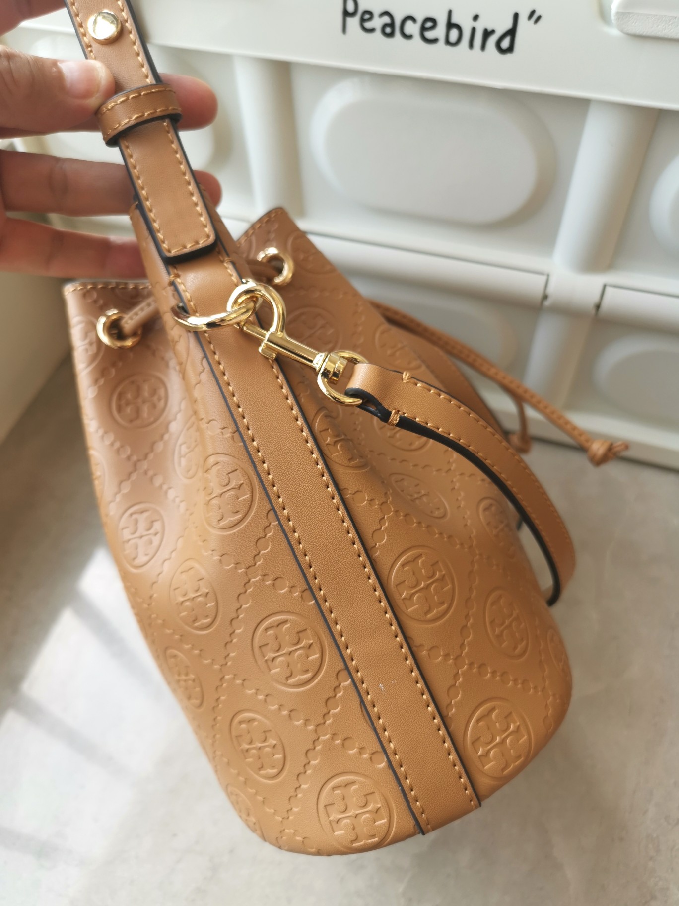 Tory Burch 新品1615牛浮雕皮压花水桶