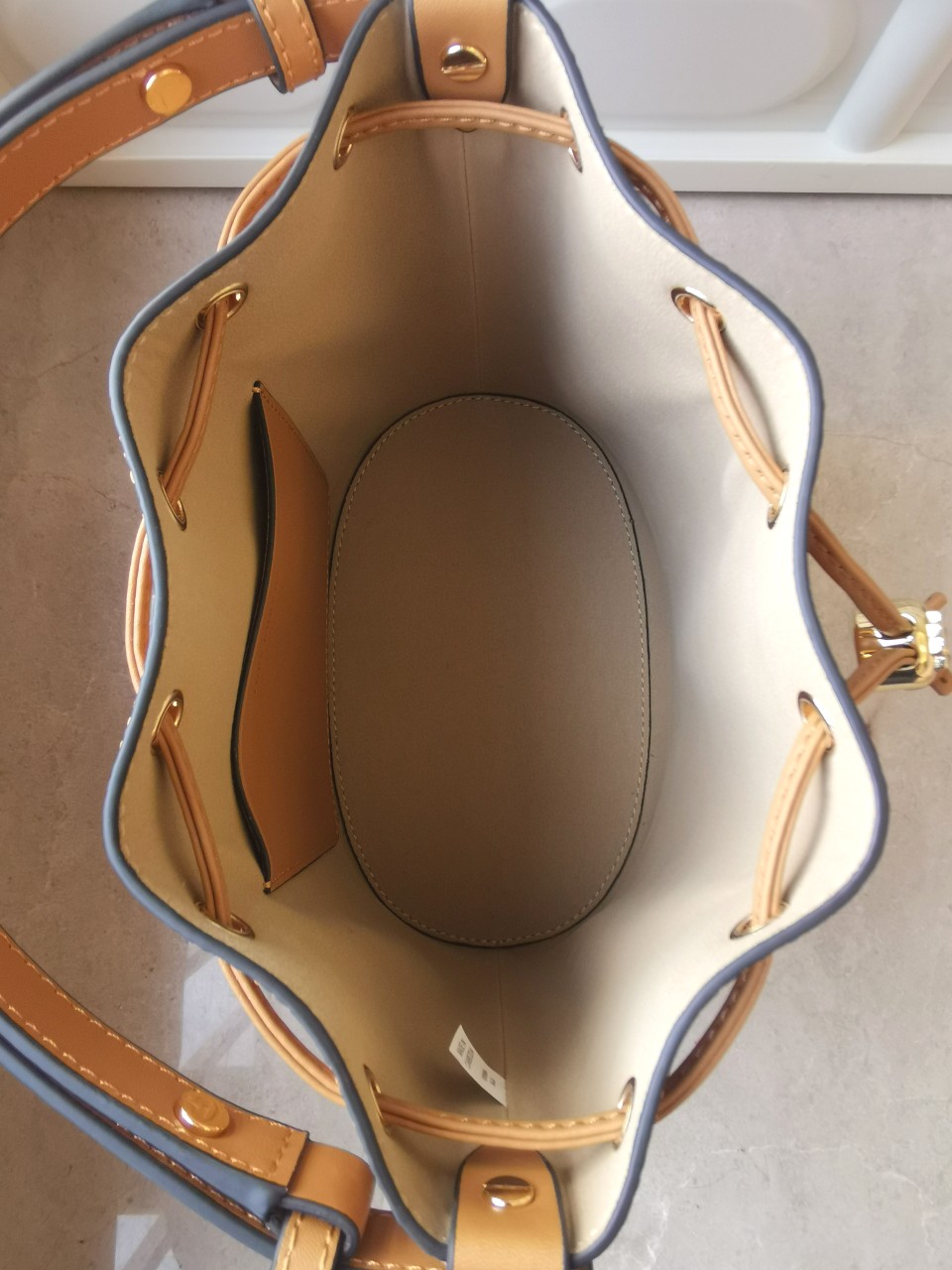 Tory Burch 新品1615牛浮雕皮压花水桶