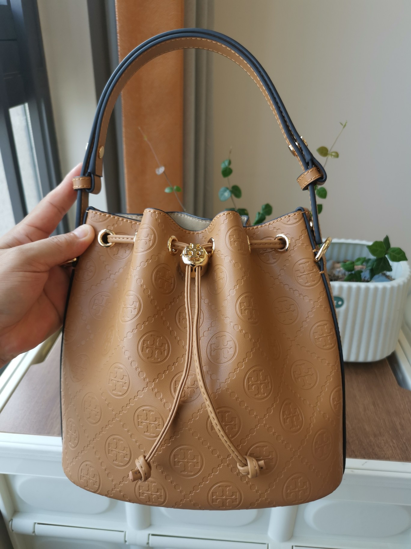 Tory Burch 新品1615牛浮雕皮压花水桶