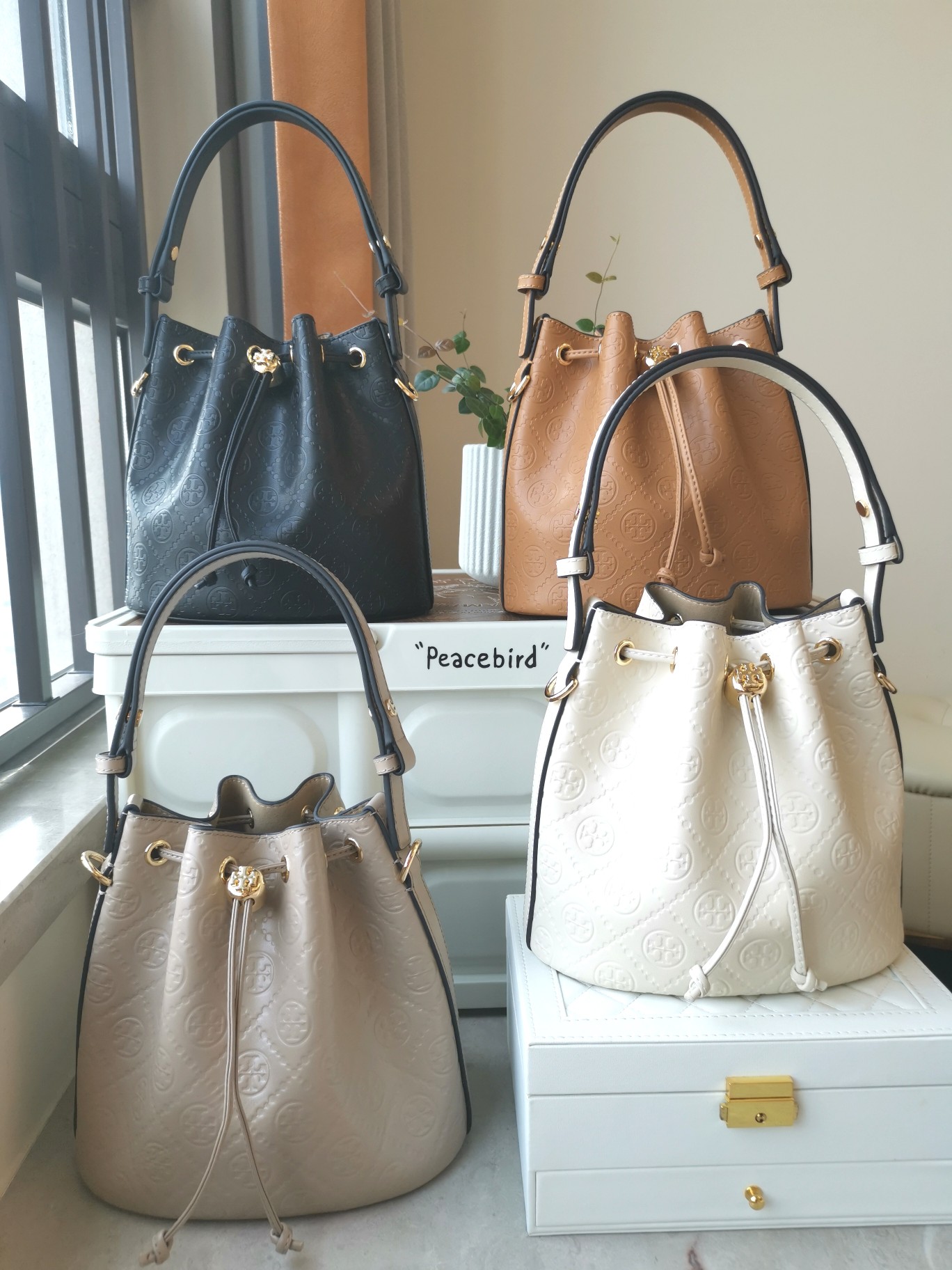 Tory Burch 新品1615牛浮雕皮压花水桶