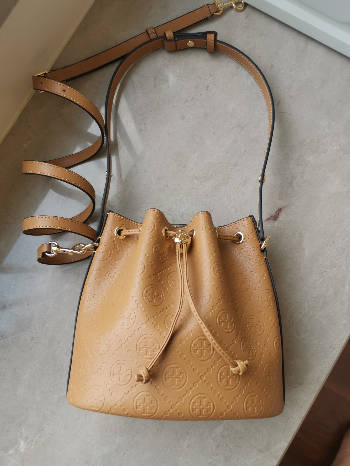Tory Burch 新品1615牛浮雕皮压花水桶