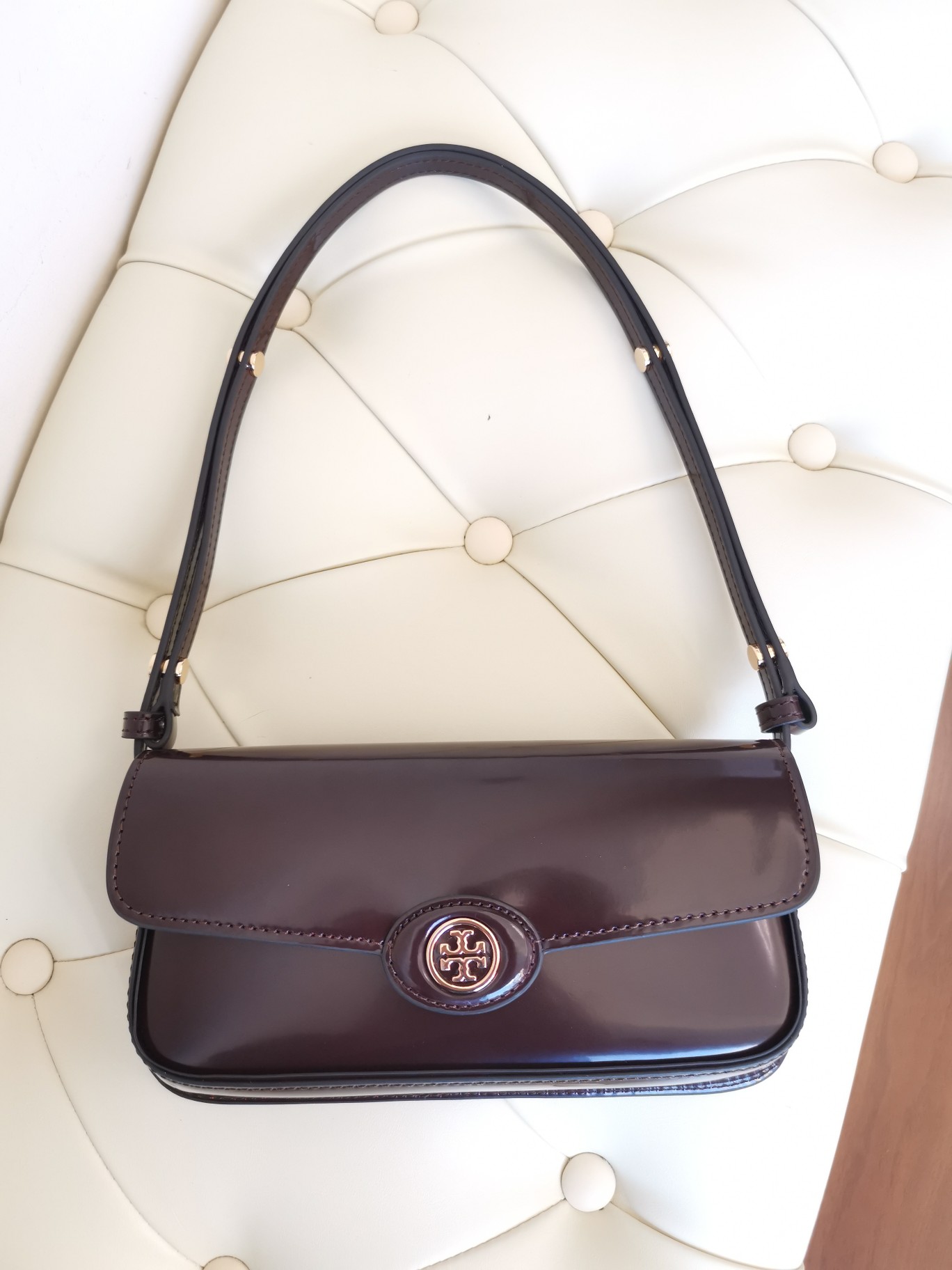 Sac Bandoulière Tory Burch Robinson en Cuir Verni Couleur Chocolat