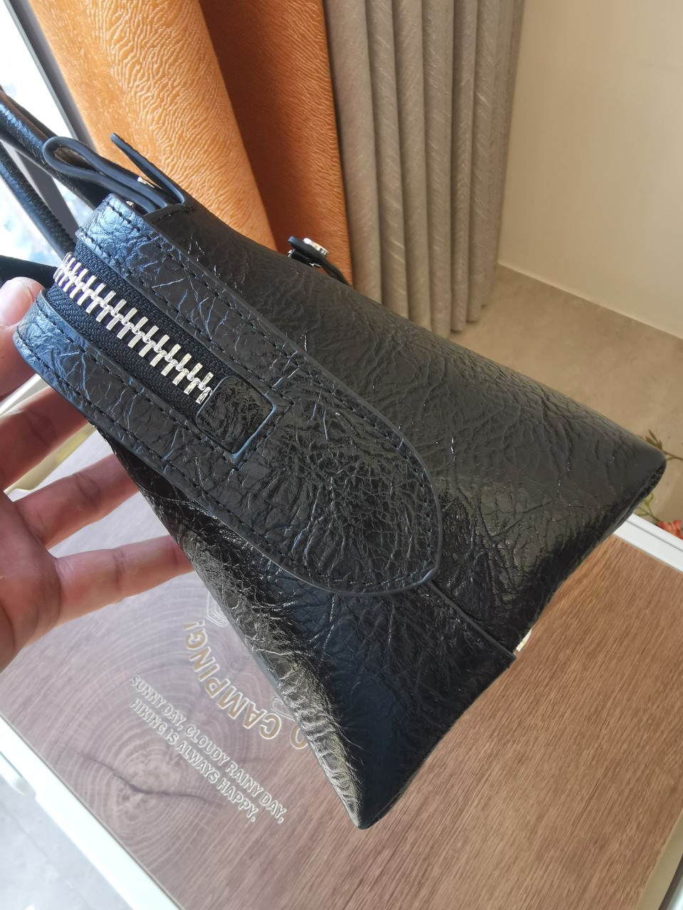 Tory Burch ～[编号905]MERCER 纹理手提包精选多层皮革 演绎柔软解构风格 精巧饰件搭配 拉链口袋