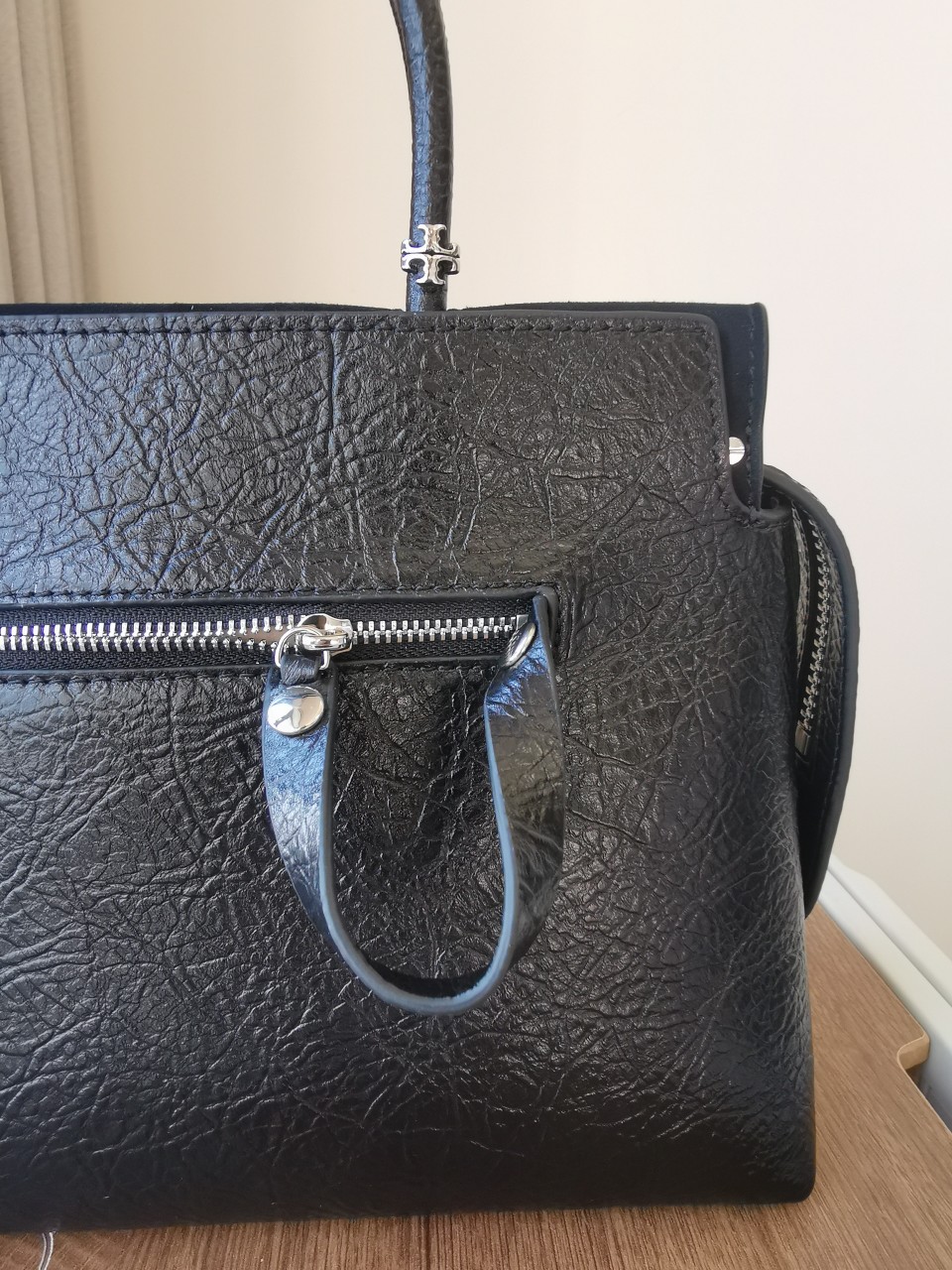 Tory Burch ～[编号905]MERCER 纹理手提包精选多层皮革 演绎柔软解构风格 精巧饰件搭配 拉链口袋