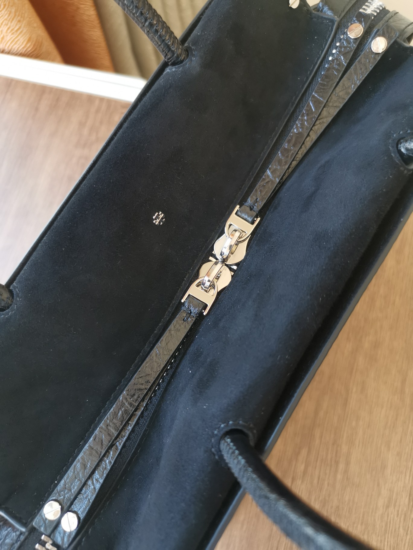 Tory Burch ～[编号905]MERCER 纹理手提包精选多层皮革 演绎柔软解构风格 精巧饰件搭配 拉链口袋