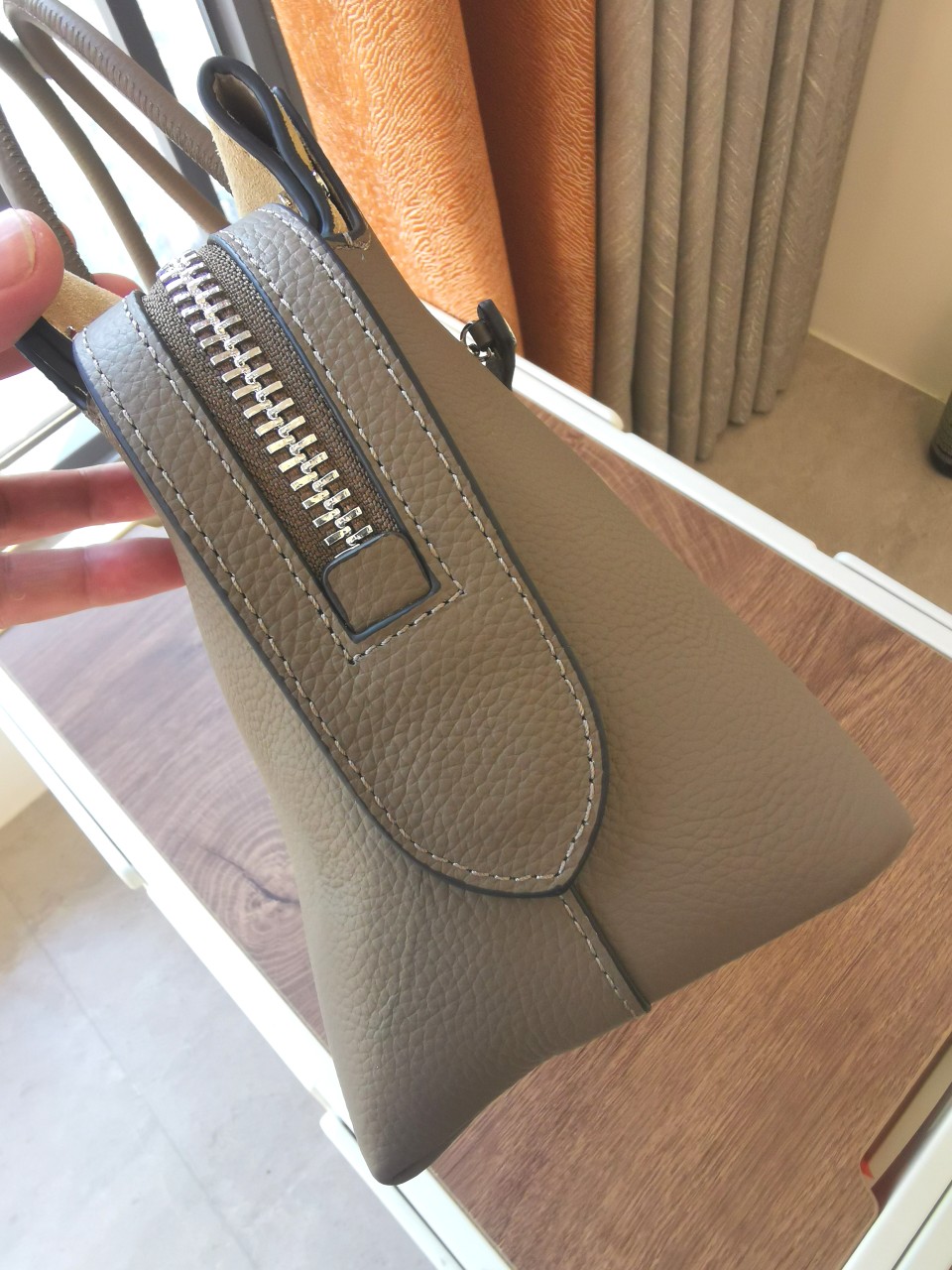 Tory Burch ～[编号905]MERCER 纹理手提包精选多层皮革 演绎柔软解构风格 精巧饰件搭配 拉链口袋