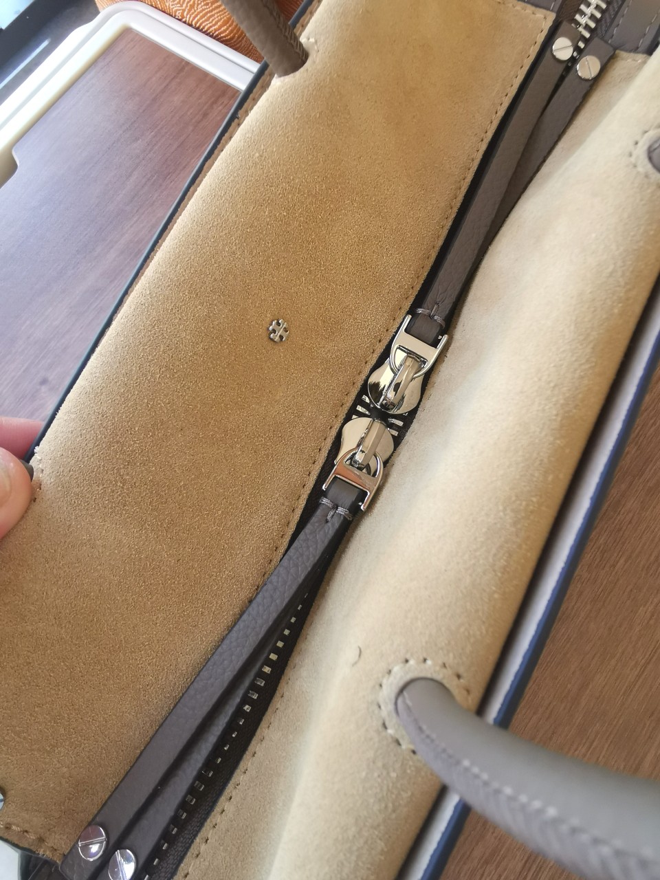 Tory Burch ～[编号905]MERCER 纹理手提包精选多层皮革 演绎柔软解构风格 精巧饰件搭配 拉链口袋