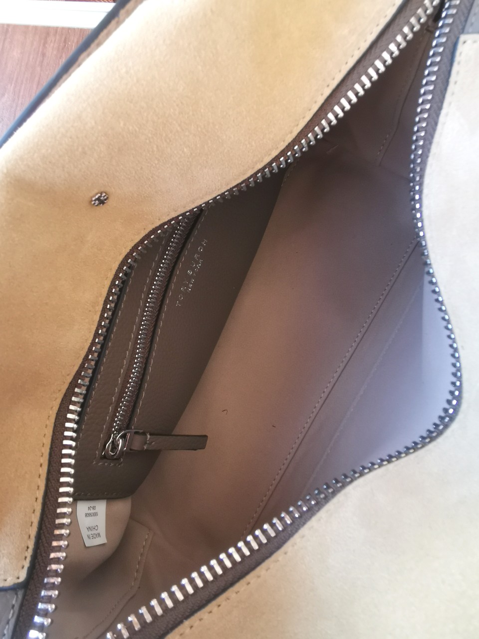Tory Burch ～[编号905]MERCER 纹理手提包精选多层皮革 演绎柔软解构风格 精巧饰件搭配 拉链口袋