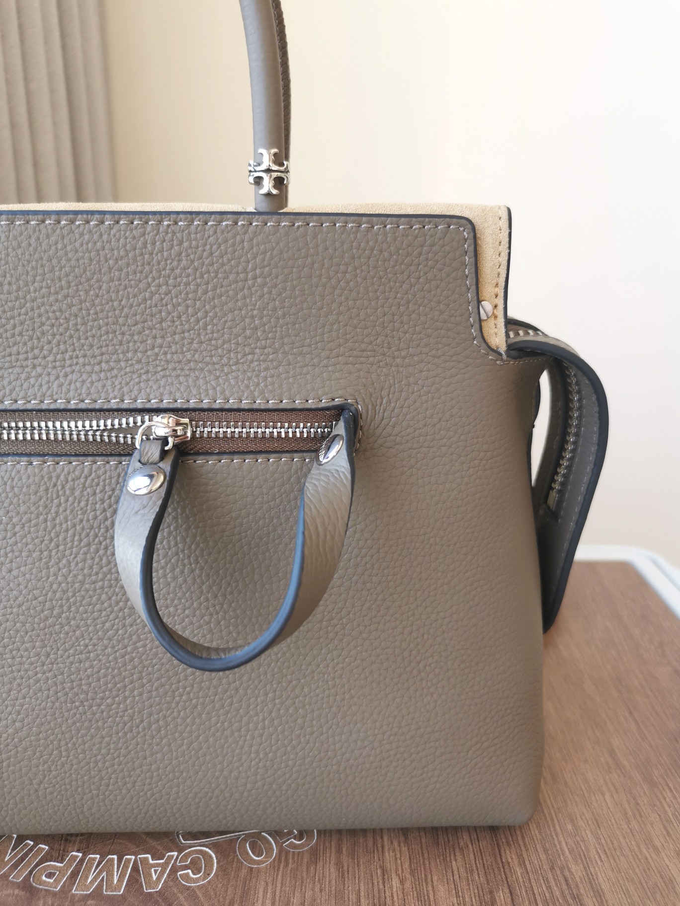 Tory Burch ～[编号905]MERCER 纹理手提包精选多层皮革 演绎柔软解构风格 精巧饰件搭配 拉链口袋