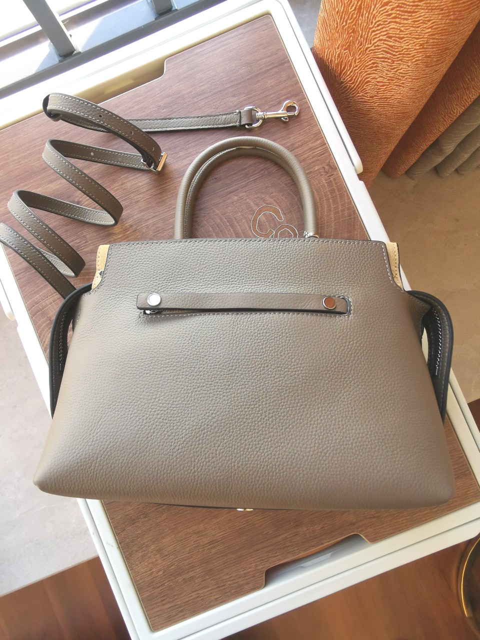 Tory Burch ～[编号905]MERCER 纹理手提包精选多层皮革 演绎柔软解构风格 精巧饰件搭配 拉链口袋