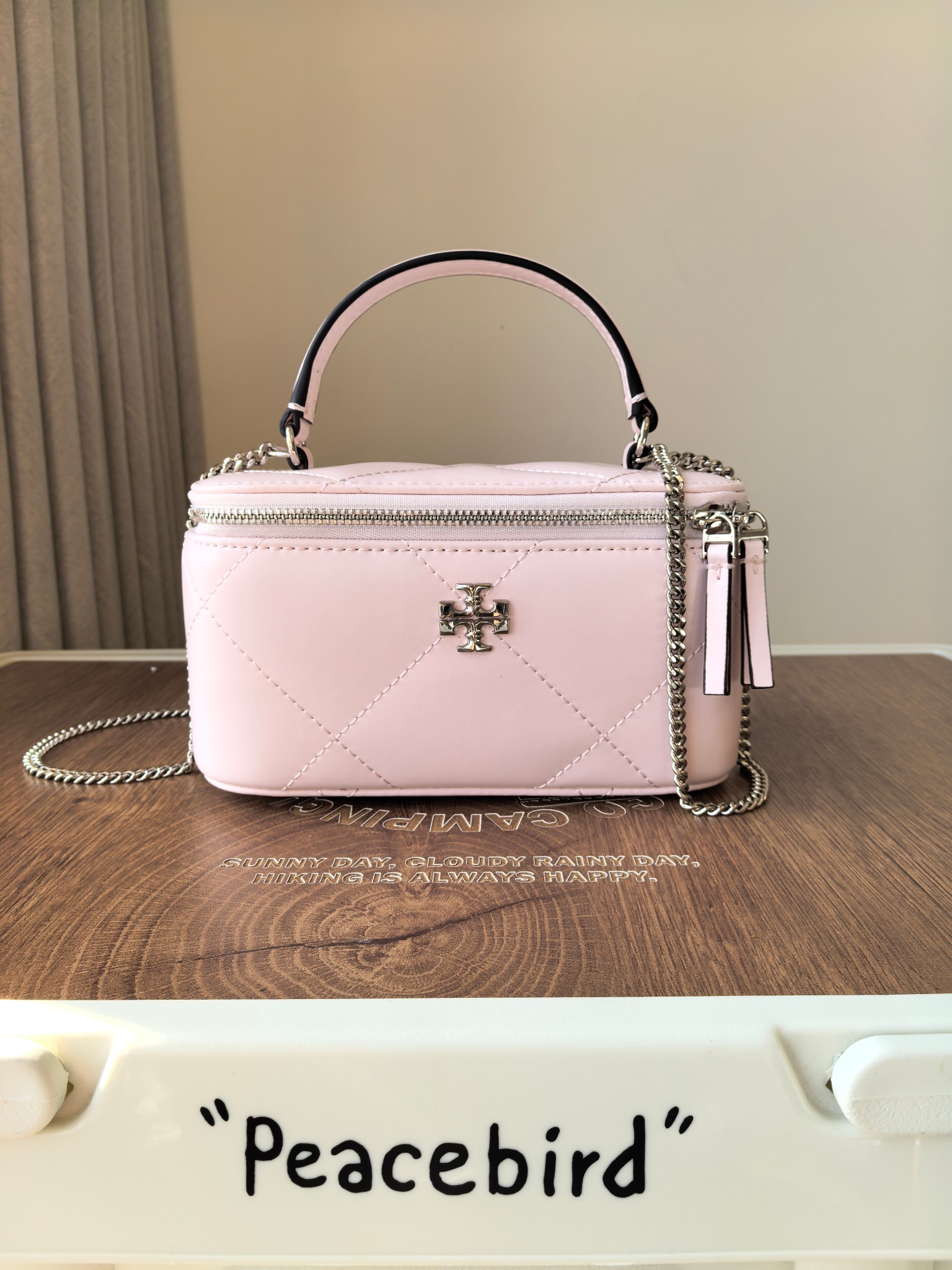 Tory Burch TORY BURCH KiraVanity斜挎包，可装下随身物件。有两种背法:用管状提柄手提，或用可拆卸链条背带斜挎