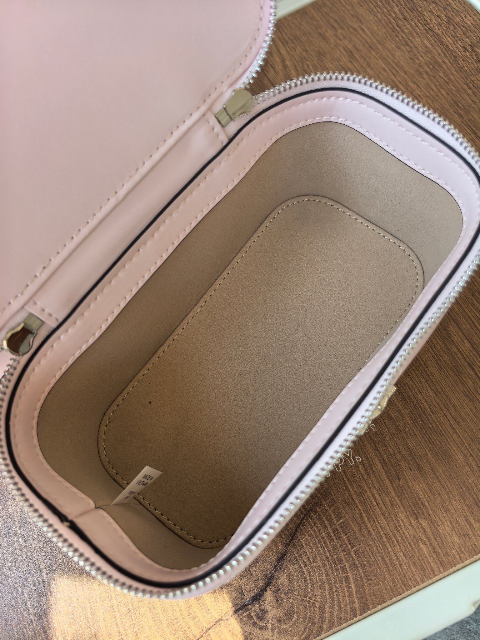 Tory Burch TORY BURCH KiraVanity斜挎包，可装下随身物件。有两种背法:用管状提柄手提，或用可拆卸链条背带斜挎