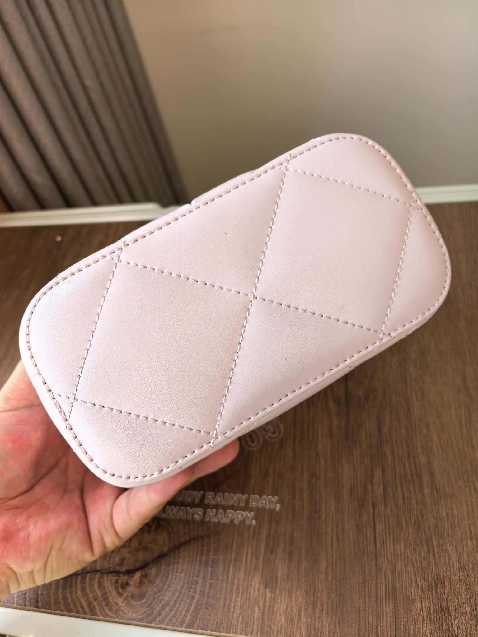 Tory Burch TORY BURCH KiraVanity斜挎包，可装下随身物件。有两种背法:用管状提柄手提，或用可拆卸链条背带斜挎