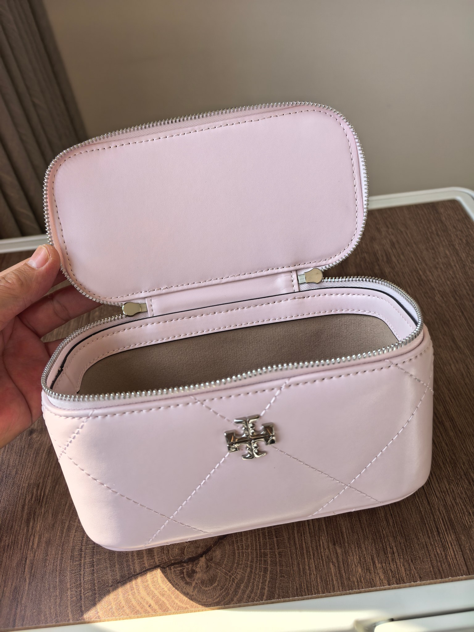 Tory Burch TORY BURCH KiraVanity斜挎包，可装下随身物件。有两种背法:用管状提柄手提，或用可拆卸链条背带斜挎