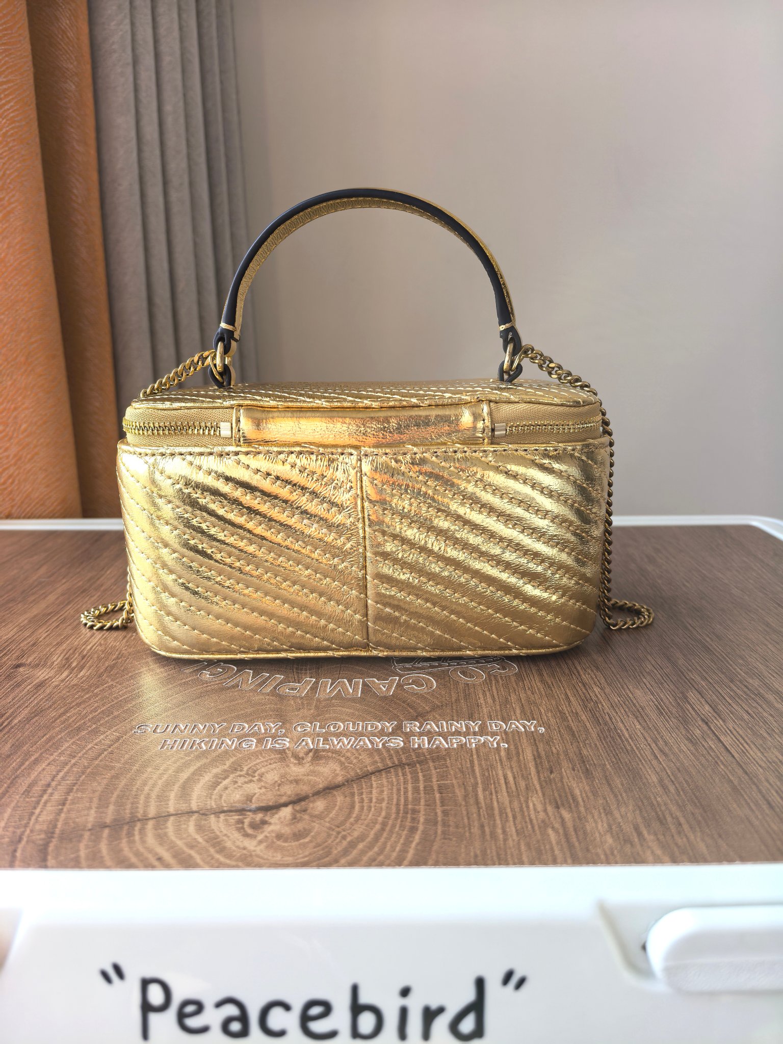 Tory Burch TORY BURCH KiraVanity斜挎包，可装下随身物件。有两种背法:用管状提柄手提，或用可拆卸链条背带斜挎