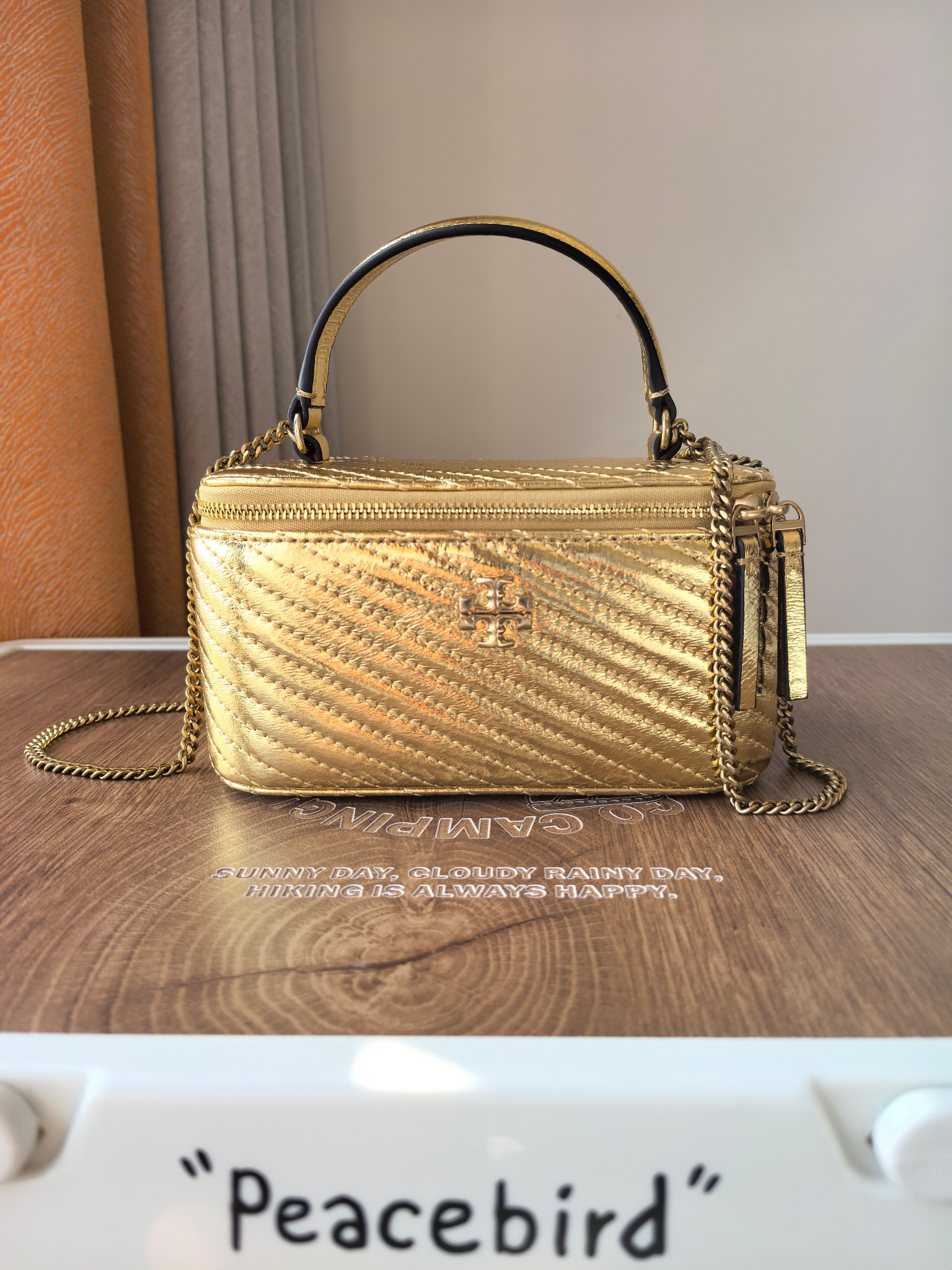 Tory Burch TORY BURCH KiraVanity斜挎包，可装下随身物件。有两种背法:用管状提柄手提，或用可拆卸链条背带斜挎