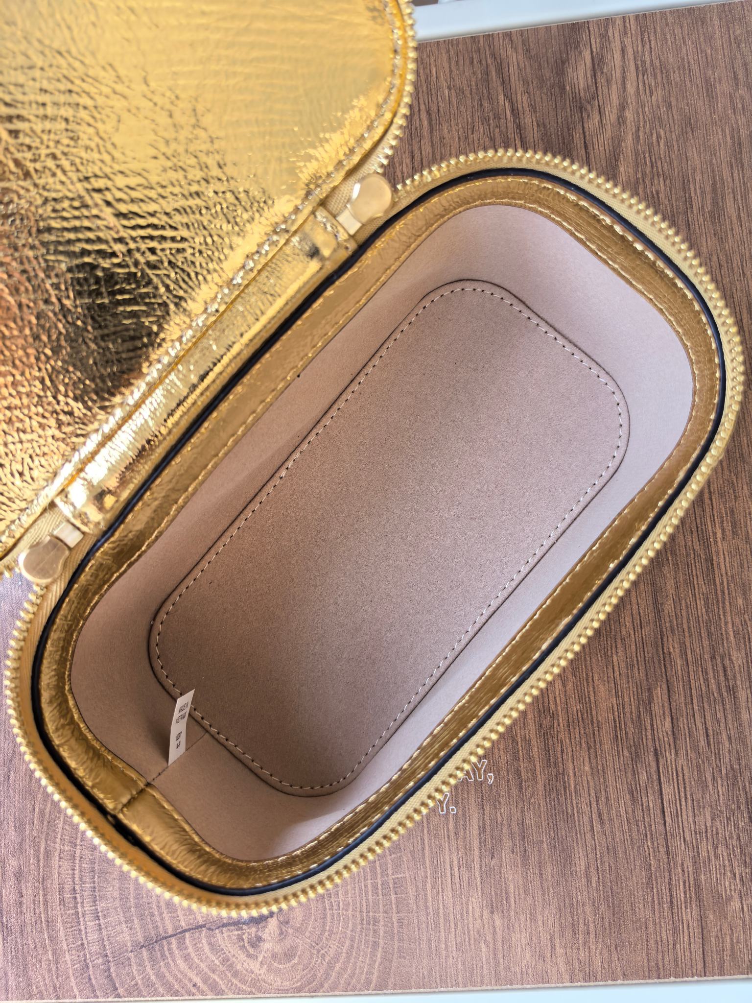 Tory Burch TORY BURCH KiraVanity斜挎包，可装下随身物件。有两种背法:用管状提柄手提，或用可拆卸链条背带斜挎