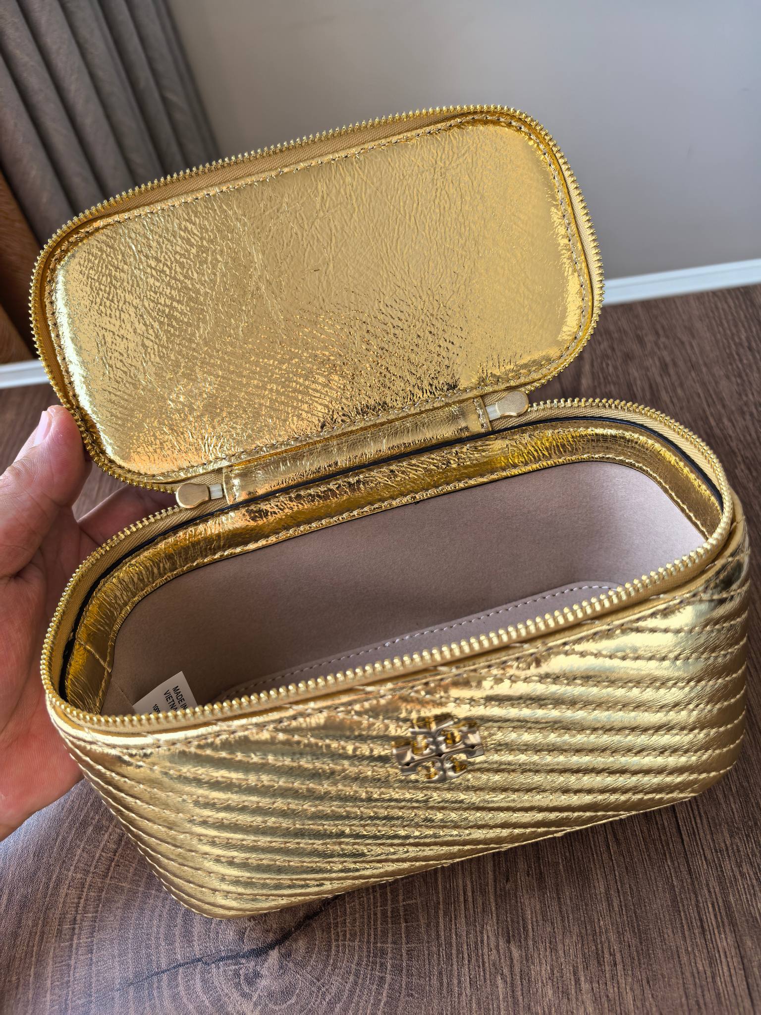 Tory Burch TORY BURCH KiraVanity斜挎包，可装下随身物件。有两种背法:用管状提柄手提，或用可拆卸链条背带斜挎